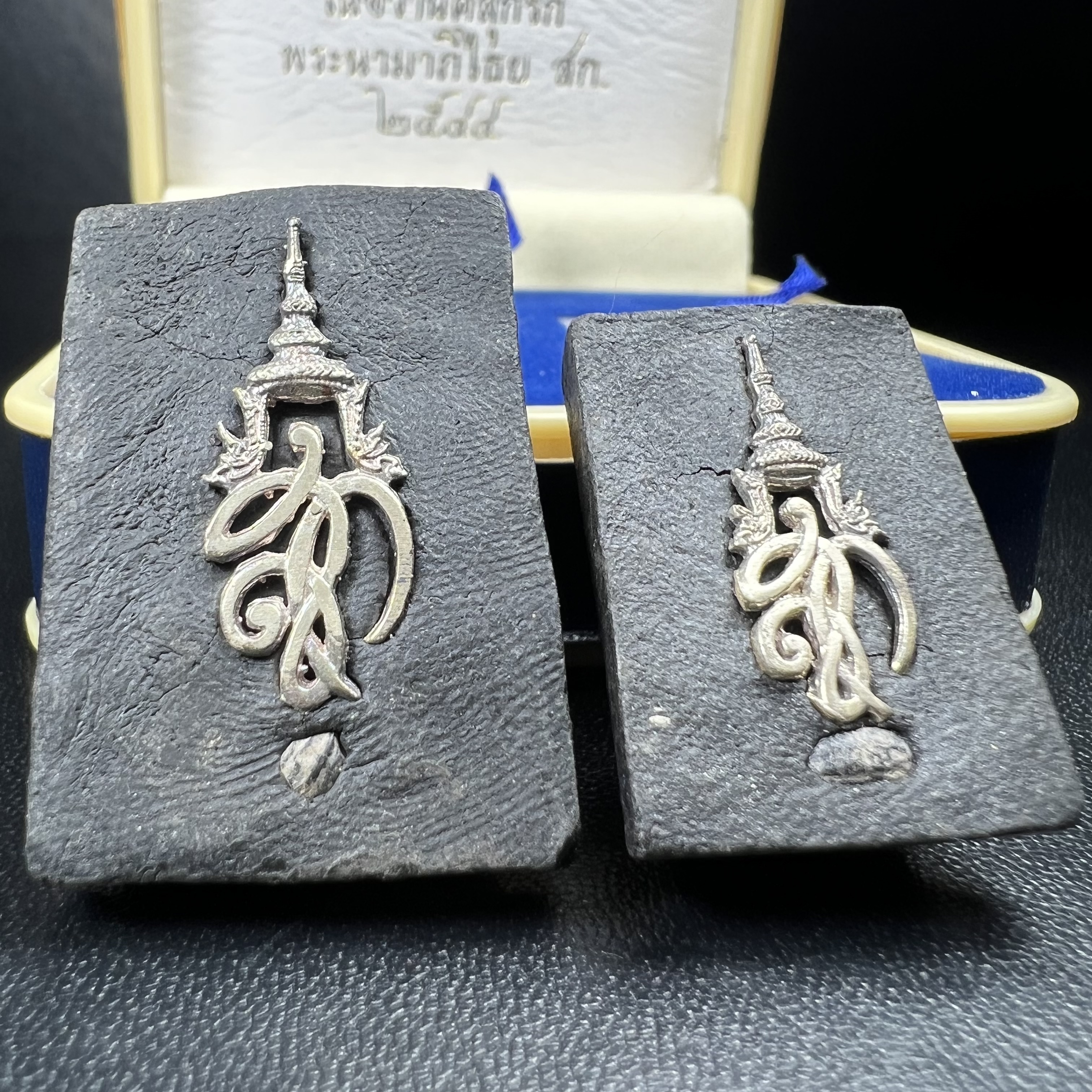 พระหลวงพ่อทวด พระนามาภิไธย สก. ปี2544(รุ่นแรก) เนื้อว่านคลุกรัก พิมพ์พิเศษหลังฝังข้าวสารดำ ชุดหลังพระนามาภิไธย สก. เนื้อเงิน(1ชุด 2องค์ พิมพ์ใหญ่สี่เหลี่ยม+พิมพ์เล็กพระรอดสี่เหลี่ยม)(1ใน5000 ชุด)พร้อมกล่องบรรจุเดิมหายาก