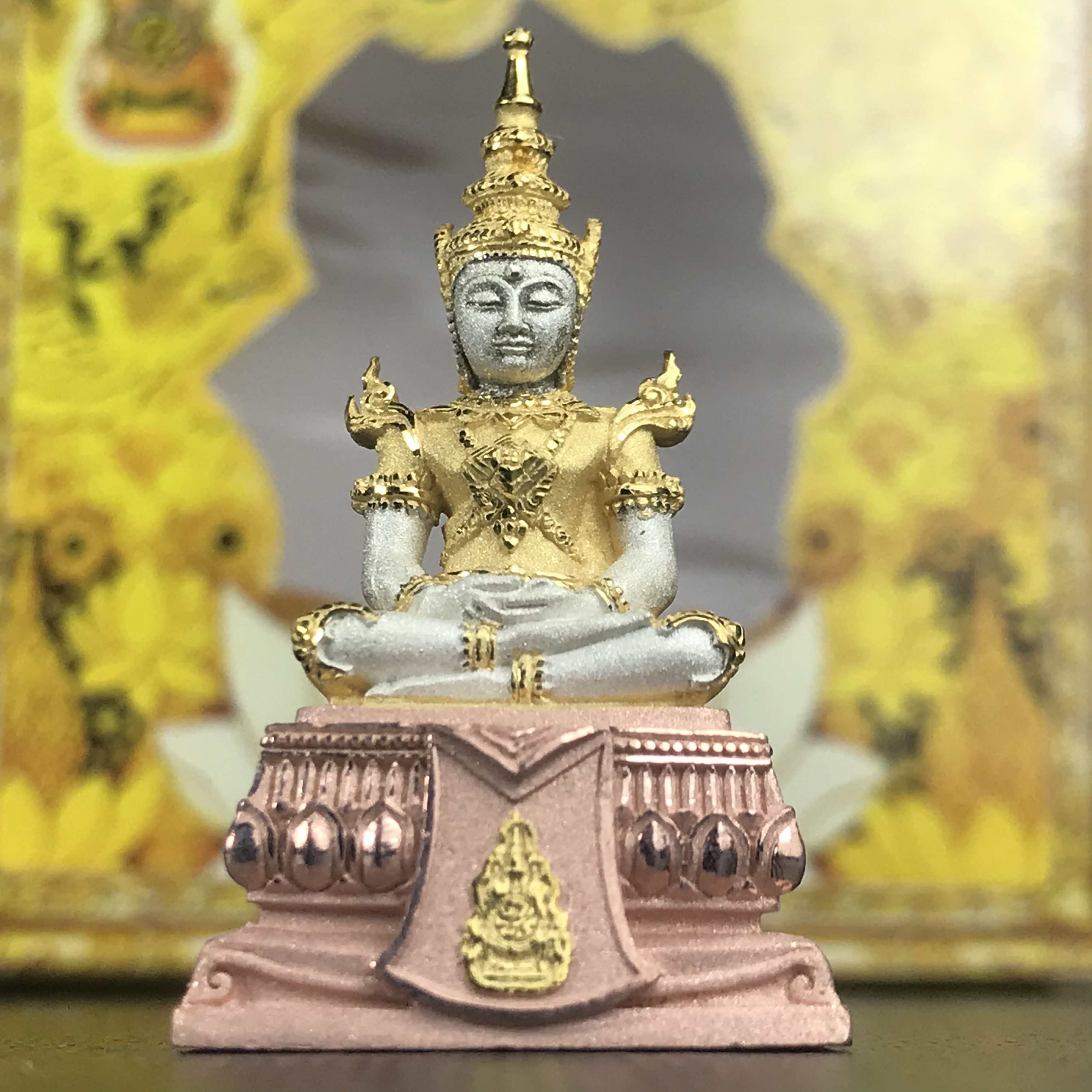 พระแก้วมรกต(จำลอง)ลอยองค์ ขนาดหน้าตัก 1/2 นิ้ว ทรงเครื่องฤดูร้อน เนื้อเงินสามกษัตริย์ ตราสัญลักษณ์ฉลองสิริราชสมบัติ ครบ 60 ปี พ.ศ.2549(สภาพสวย ครบ สมบูรณ์)