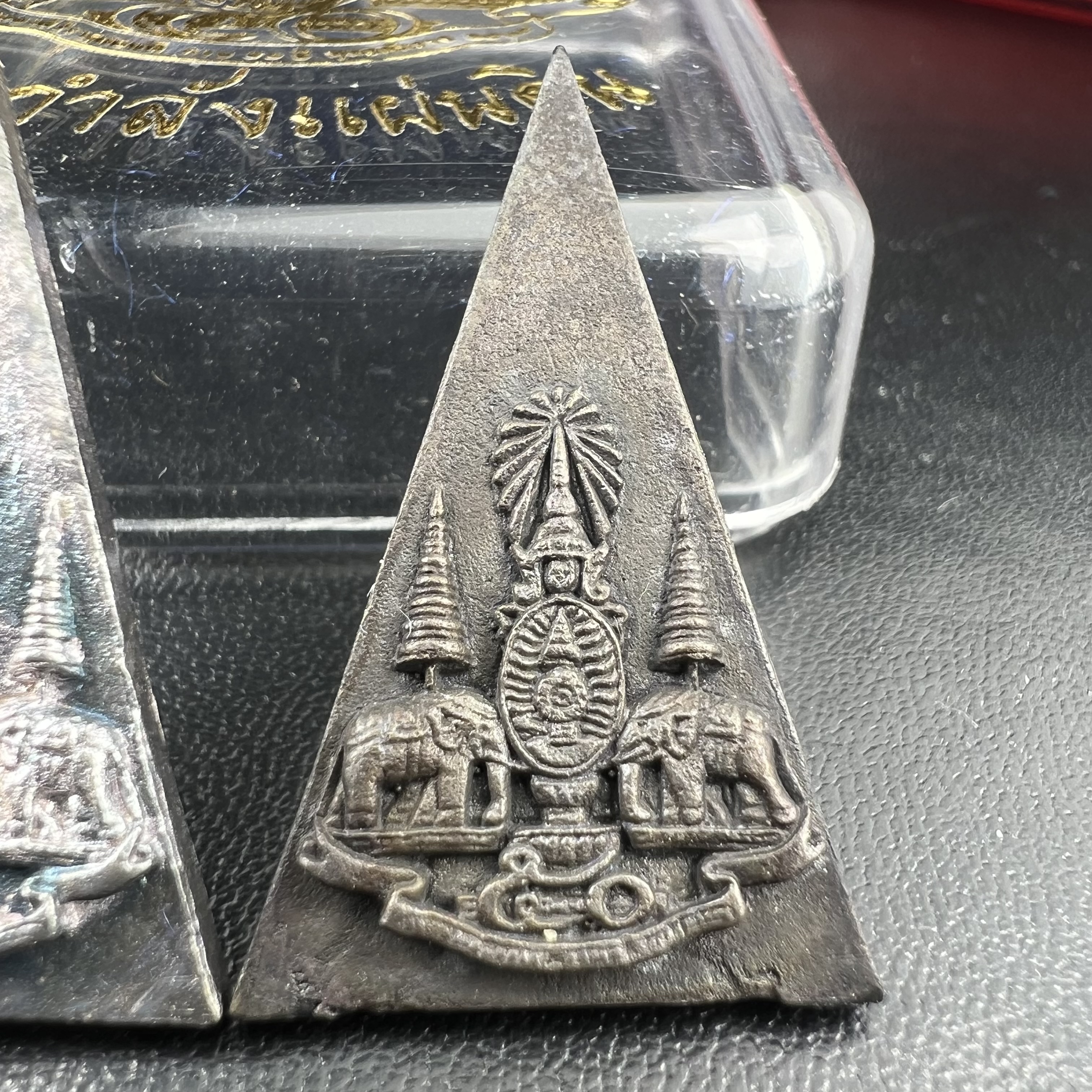 พระกำลังแผ่นดิน (สมเด็จจิตรลดา2) จัดสร้างเฉลิมพระเกียรติ ร.9 ครองราชย์ 50 ปี 2539 เนื้อเงิน(ผิวเดิมกลับดำ รุ้งๆสวย)+เนื้อนวโลหะ(สร้างน้อยหายาก)พร้อมกล่องบรรจุเดิมครบสมบูรณ์(1ใน2539องค์)