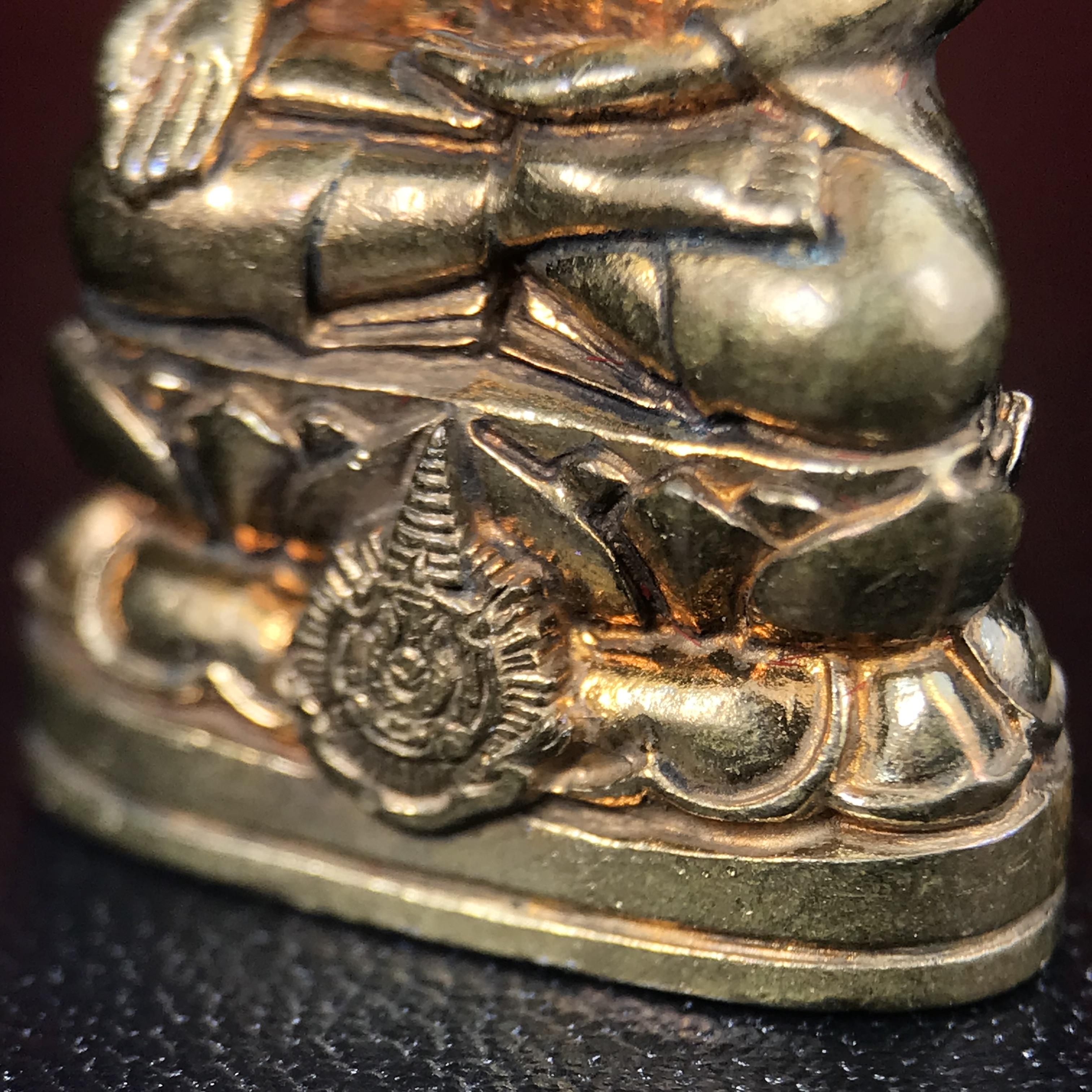 พระกริ่งไพรีพินาศ บรรจุเหล็กไหล ครั้งแรกและครั้งเดียวในประวัติศาสตร์ เฉลิมพระเกียรติ พระบาทสมเด็จพระเจ้าอยู่หัวรัชกาลที่9 พระชนมพรรษา 6 รอบ ปี2542 เนื้อสัมฤทธิ์(บรรจุเหล็กไหล)ดีนอก-ดีใน พิธีใหญ่ มวลสารเด่น(พิเศษกรรมการ ตอก 2 โค๊ต หมายเลข ๑๕๙๓)หายาก