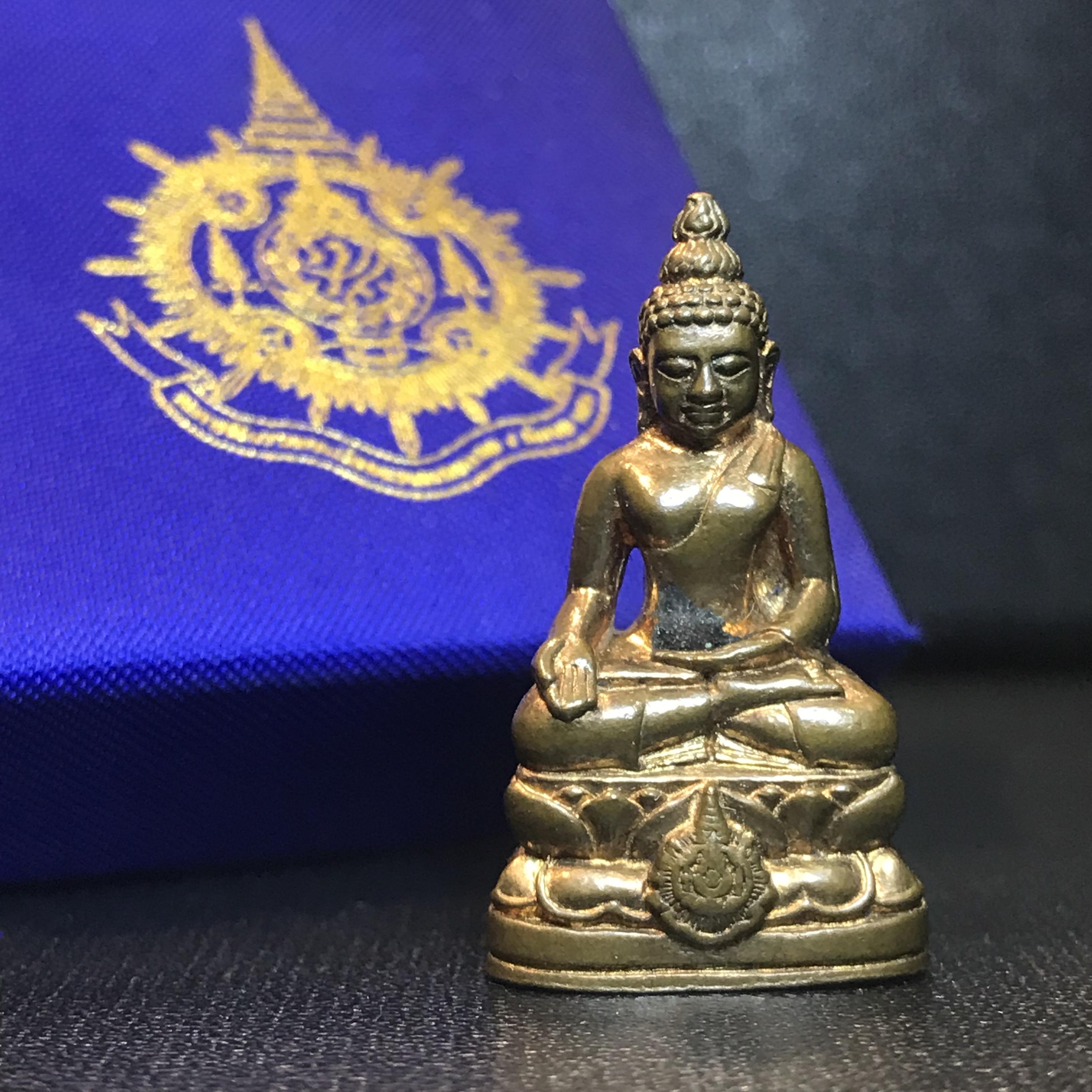 พระกริ่งไพรีพินาศ เฉลิมพระเกียรติ พระบาทสมเด็จพระเจ้าอยู่หัวรัชกาลที่9 พระชนมพรรษา 6 รอบ ปี2542เนื้อสัมฤทธิ์(บรรจุเหล็กไหล)ดีนอก-ดีใน