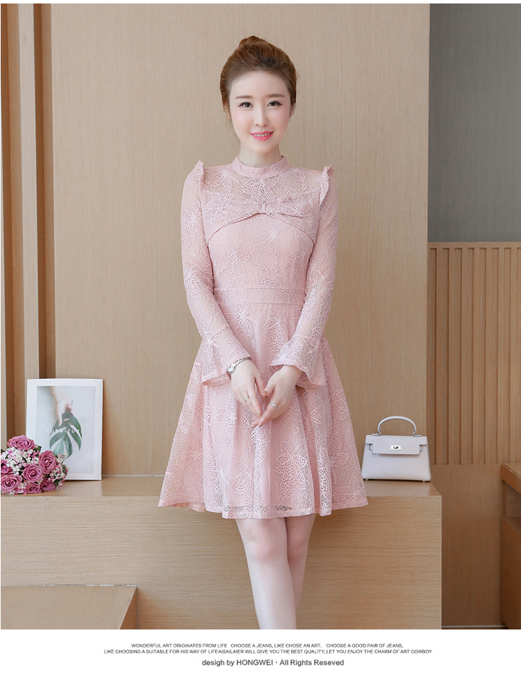 ชุดเดรสสั้นผ้าลูกไม้สีชมพู คอสูง แขนยาว หน้าอกจับจีบโบว์ กระโปรงทรงเอ สวยดูดี