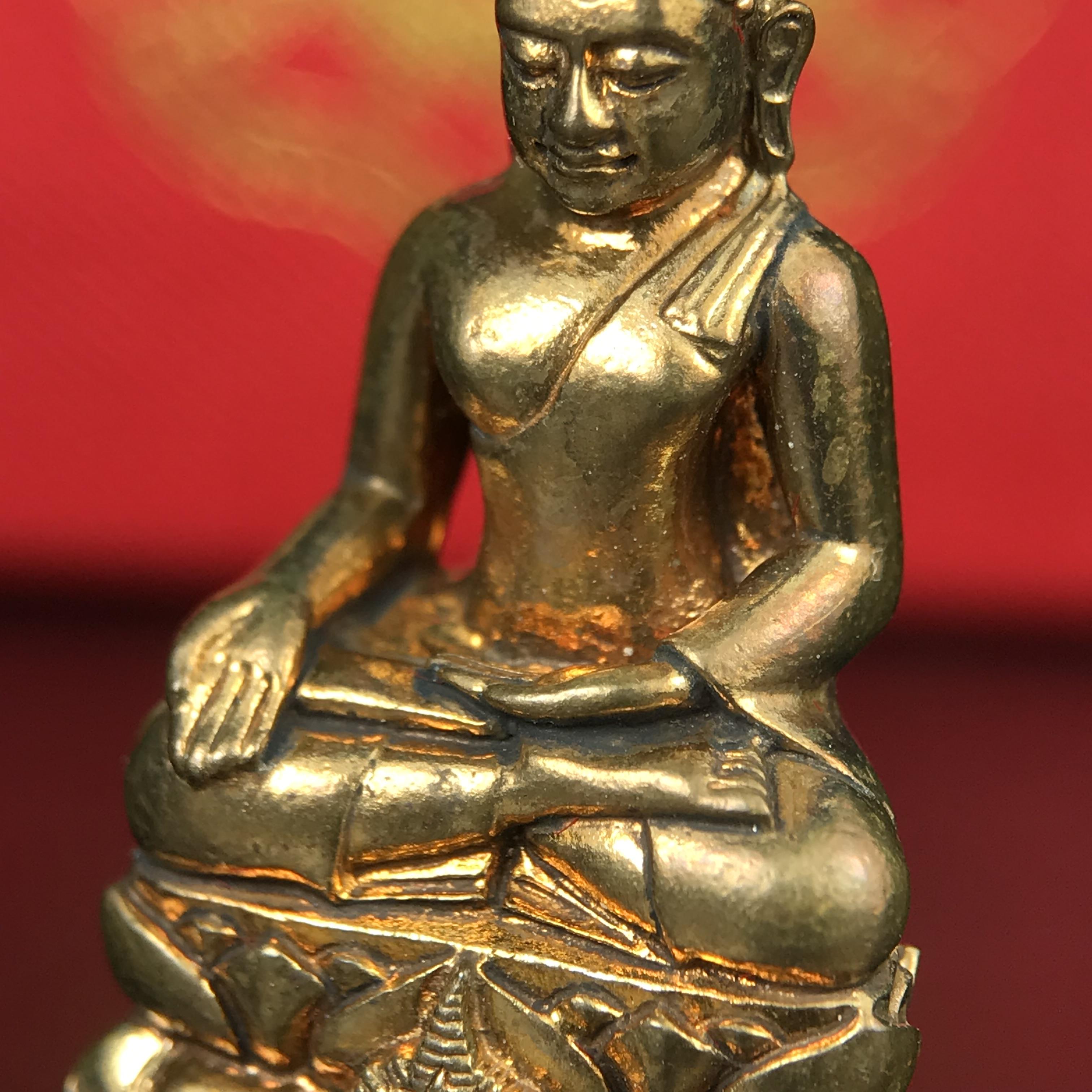 พระกริ่งไพรีพินาศ บรรจุเหล็กไหล ครั้งแรกและครั้งเดียวในประวัติศาสตร์ เฉลิมพระเกียรติ พระบาทสมเด็จพระเจ้าอยู่หัวรัชกาลที่9 พระชนมพรรษา 6 รอบ ปี2542 เนื้อสัมฤทธิ์(บรรจุเหล็กไหล)ดีนอก-ดีใน พิธีใหญ่ มวลสารเด่น(พิเศษกรรมการ ตอก 2 โค๊ต หมายเลข ๑๘๕๘)หายาก