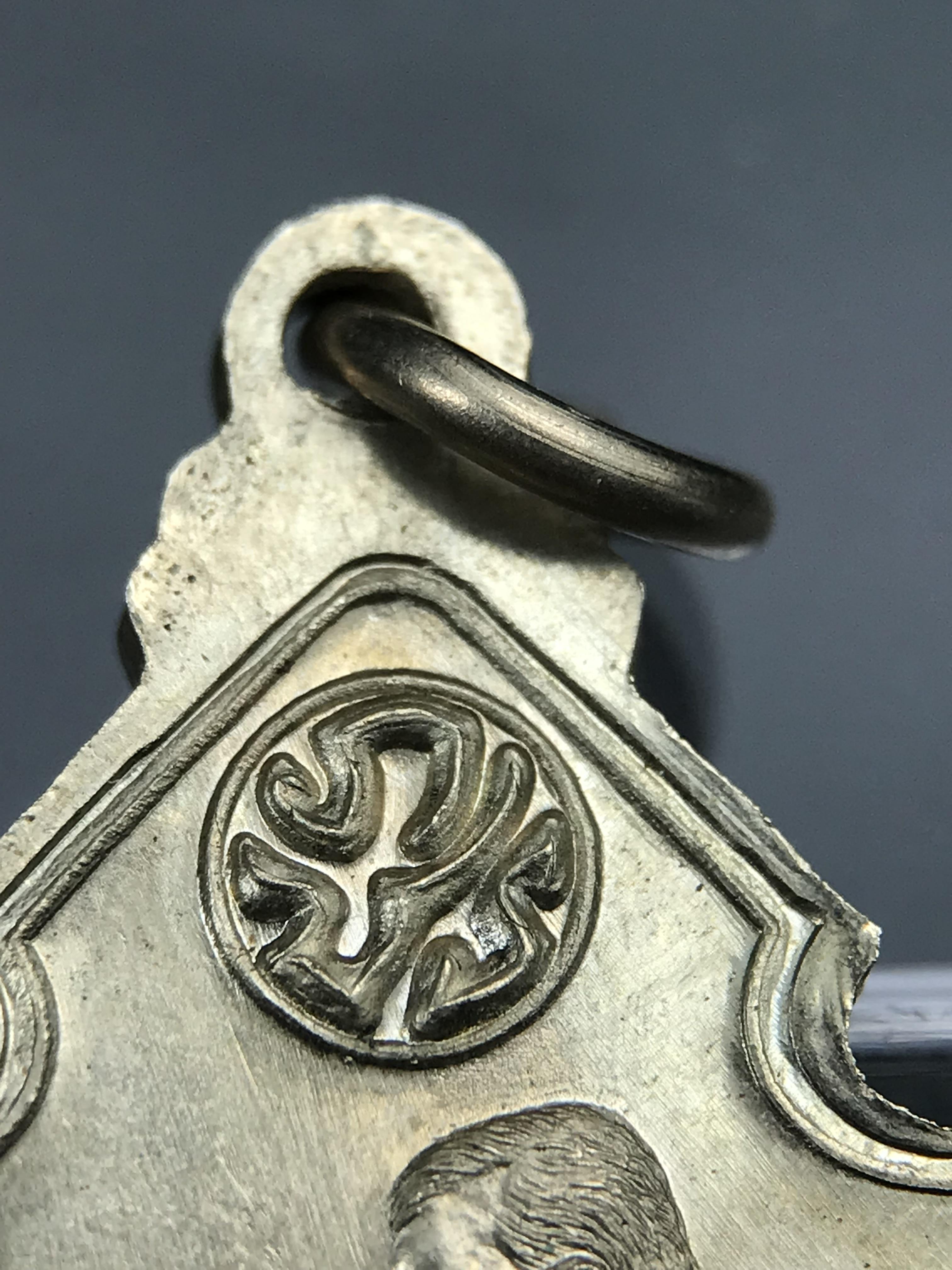 เหรียญครอบครูช่างหลวง(ในหลวงทรงดนตรี) เนื้ออัลปาก้า ปี 2550(หายาก)สุดยอดแห่งความหายากมีหมุนเวียนให้เห็นน้อยมากเป็นอีกหนึ่งรุ่นยอดนิยมของเสด็จพ่อร.9เหรียญนี้สวยมากผิวน้ำทองทั่วทั้งเหรียญ