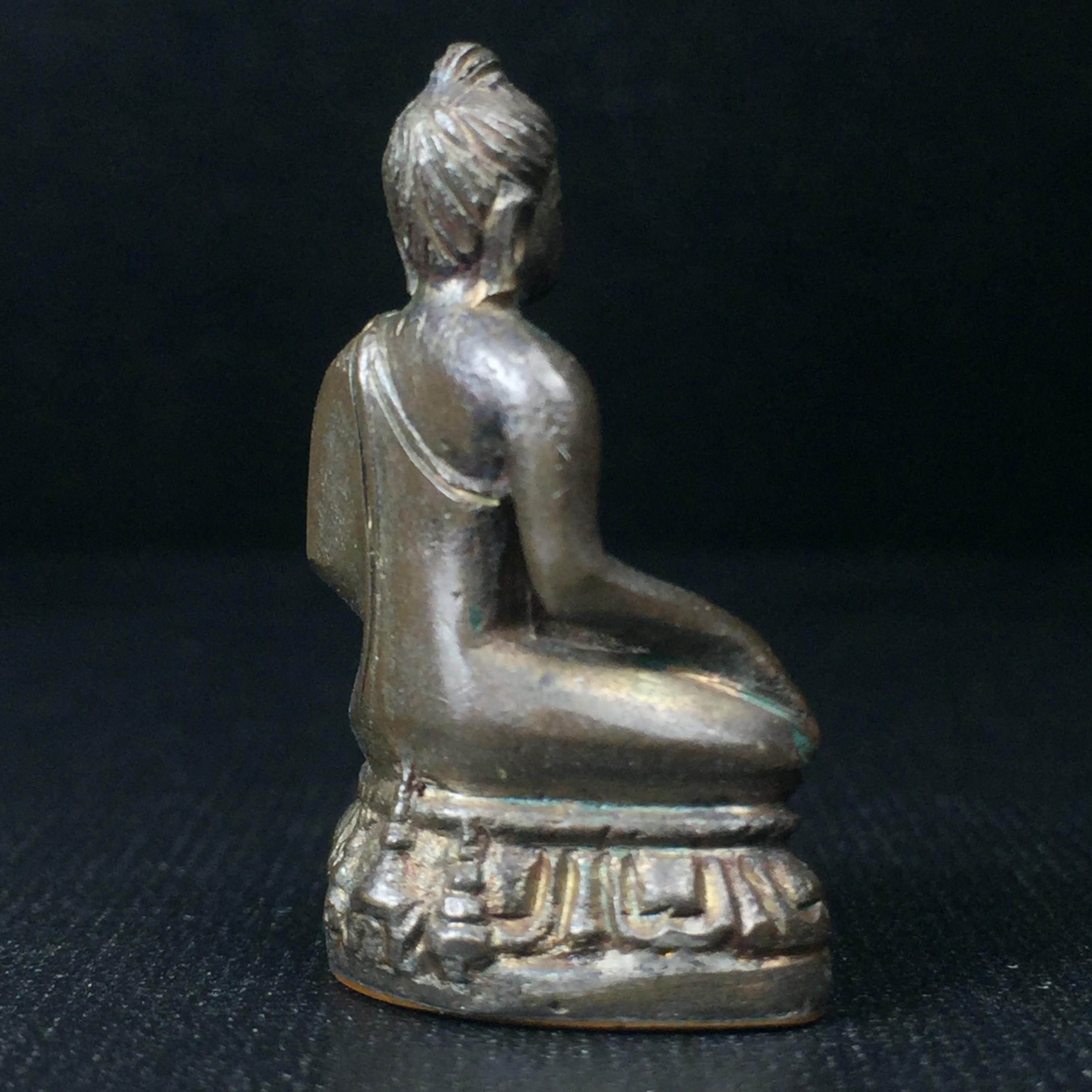 พระกริ่งวชิรมงกุฎ ฉลอง 100 ปี วัดมกุฎกษัติยาราม ปี 2511 "พิมพ์ใหญ่"(นิยมหายาก) เนื้อนวโลหะ(ในหลวง ร.9 เสด็จเททอง)(พิธีใหญ่ ปีลึก เกจิในยุคร่วมพิธี)