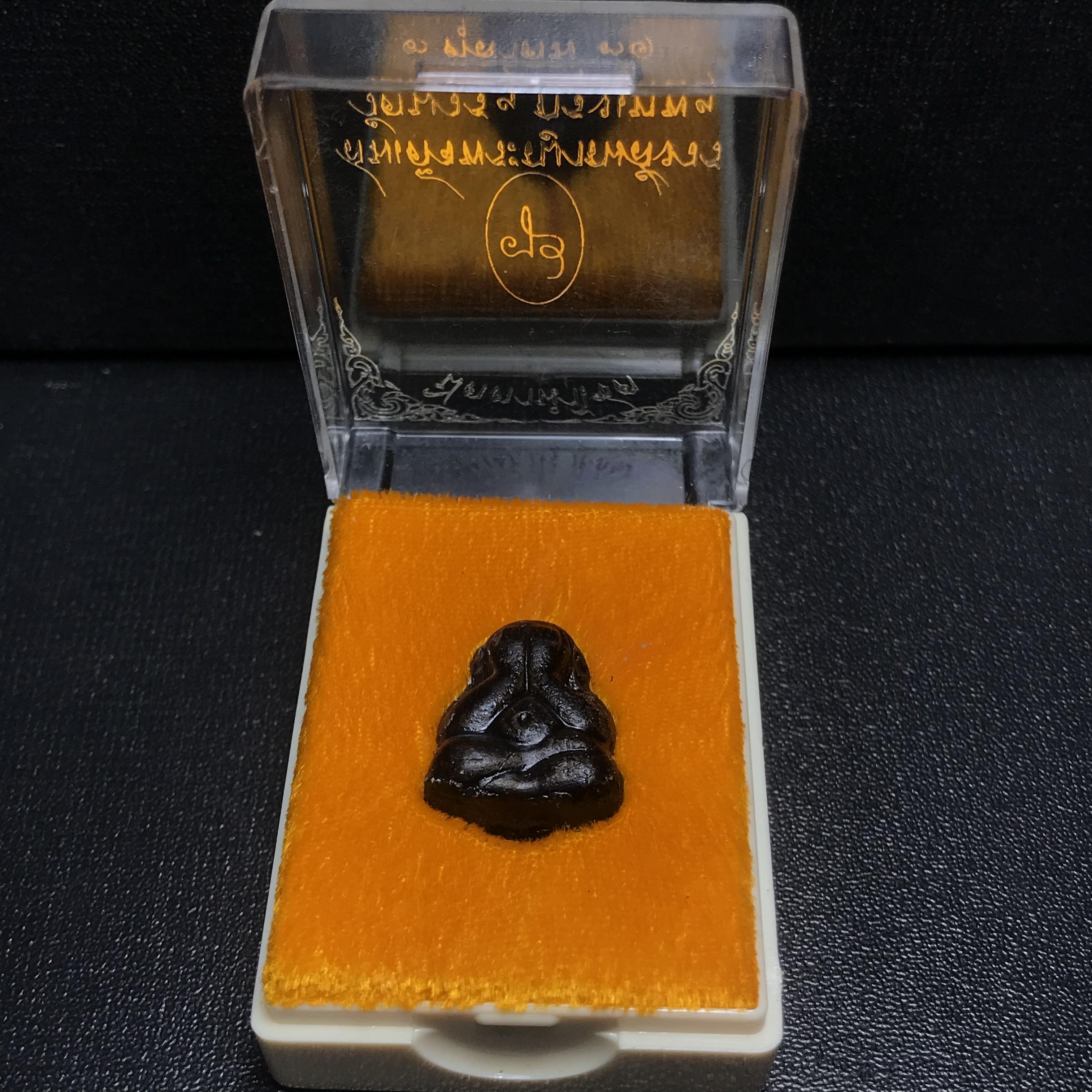 พระปิดตานำโชค สมเด็จพระญาณสังวร วัดบวรนิเวศวิหาร กรุงเทพ ปี2531(เจริญก้าวหน้า มีโชคลาภ การค้าเจริญรุ่งเรื่อง แคล้วคลาดปลอดภัย)