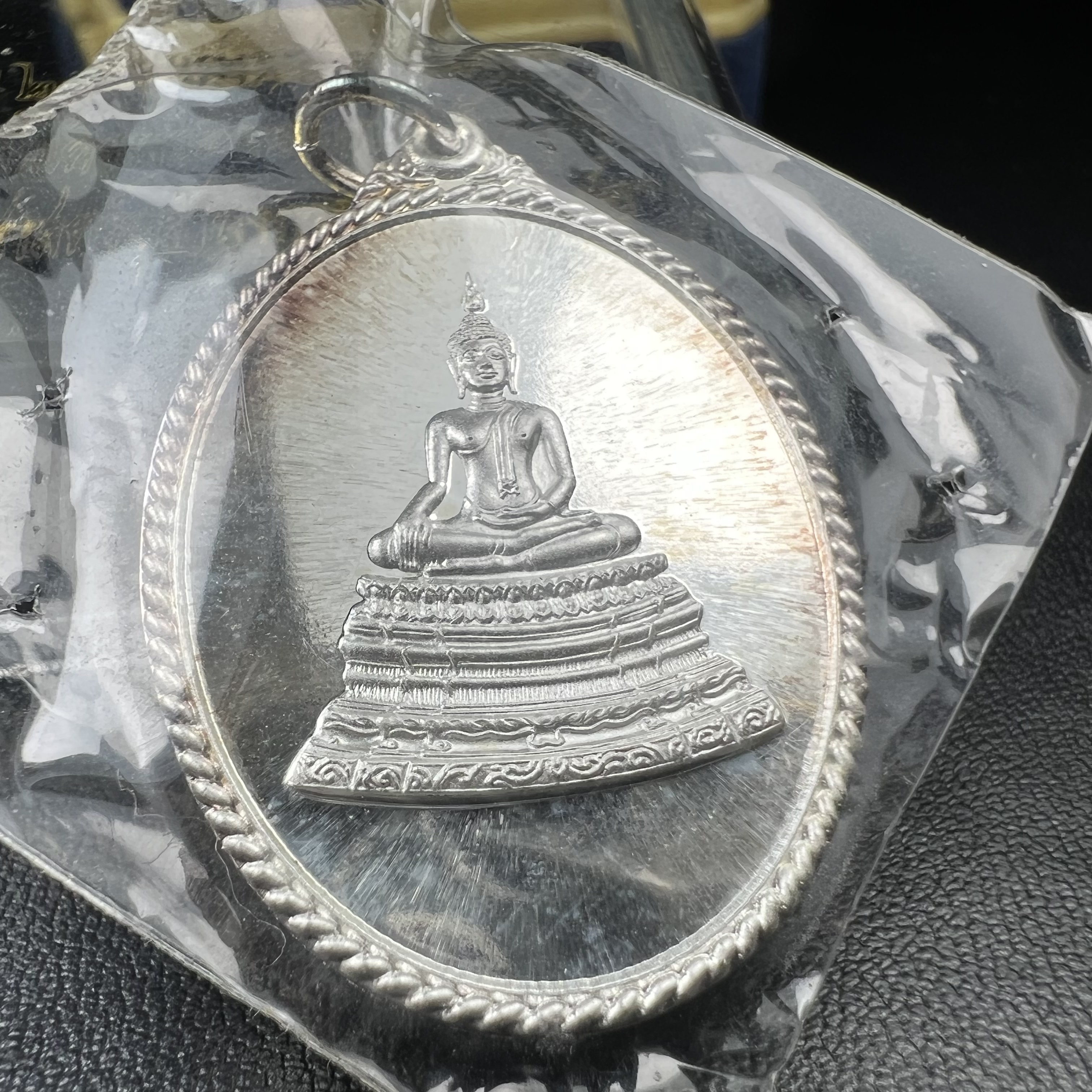 พระศาสดา ภปร.วัดบวรนิเวศวิหาร คณะวิทยาศาสตร์ จุฬาลงกรณ์ฯ ปี2548 จัดสร้างเพื่อเทิดทูนพระบาทสมเด็จพระจอมเกล้า เจ้าอยู่หัว ในวโรกาสครบรอบพระราชสมภพ200ปี เหรียญเนื้อเงิน(สภาพสวยซีนซองเดิมกล่องครบ)ตอกโค๊ดและหมายเลขประจำองค์ 222(เลขสวยเลขตอง)(1ใน499เหรียญ)หายาก