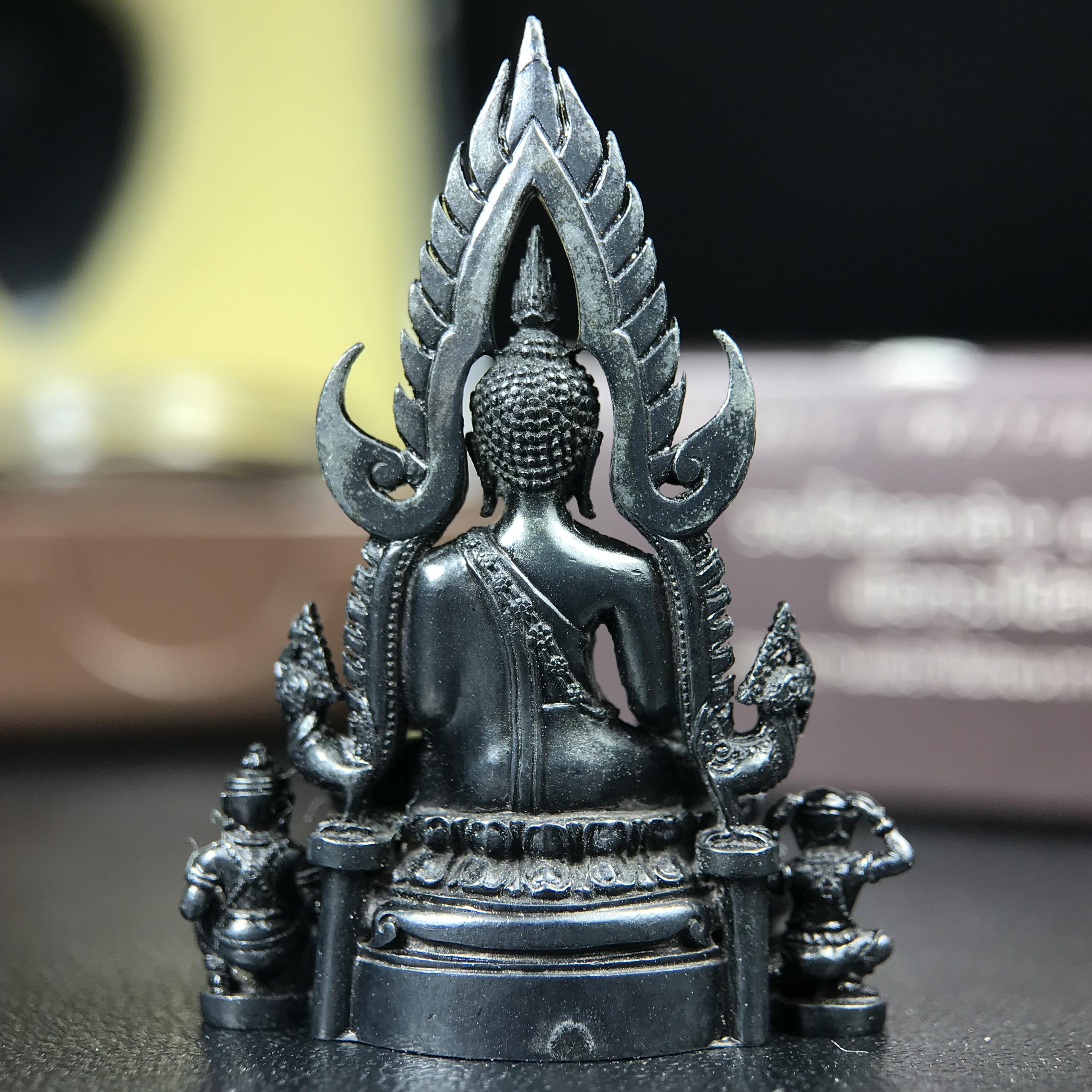 พระพุทธชินราช ภปร. โครงการ "เพราะแผ่นดินนี้ คือ แผ่นดินเกิด" ปี2548(รุ่นแรก) ลอยองค์ หน้าตัก 1/2 นิ้ว(ขนาด 3.5 x 2.5 ซม.) เนื้อเงินรมดำ(พุทธศิลป์จำลองเมื่อครั้งลอกทอง ครั้งที่3 เมื่อปี2547 ร้อยปีจะมีสักครั้ง "พระพุทธชินราชองค์ดำ")