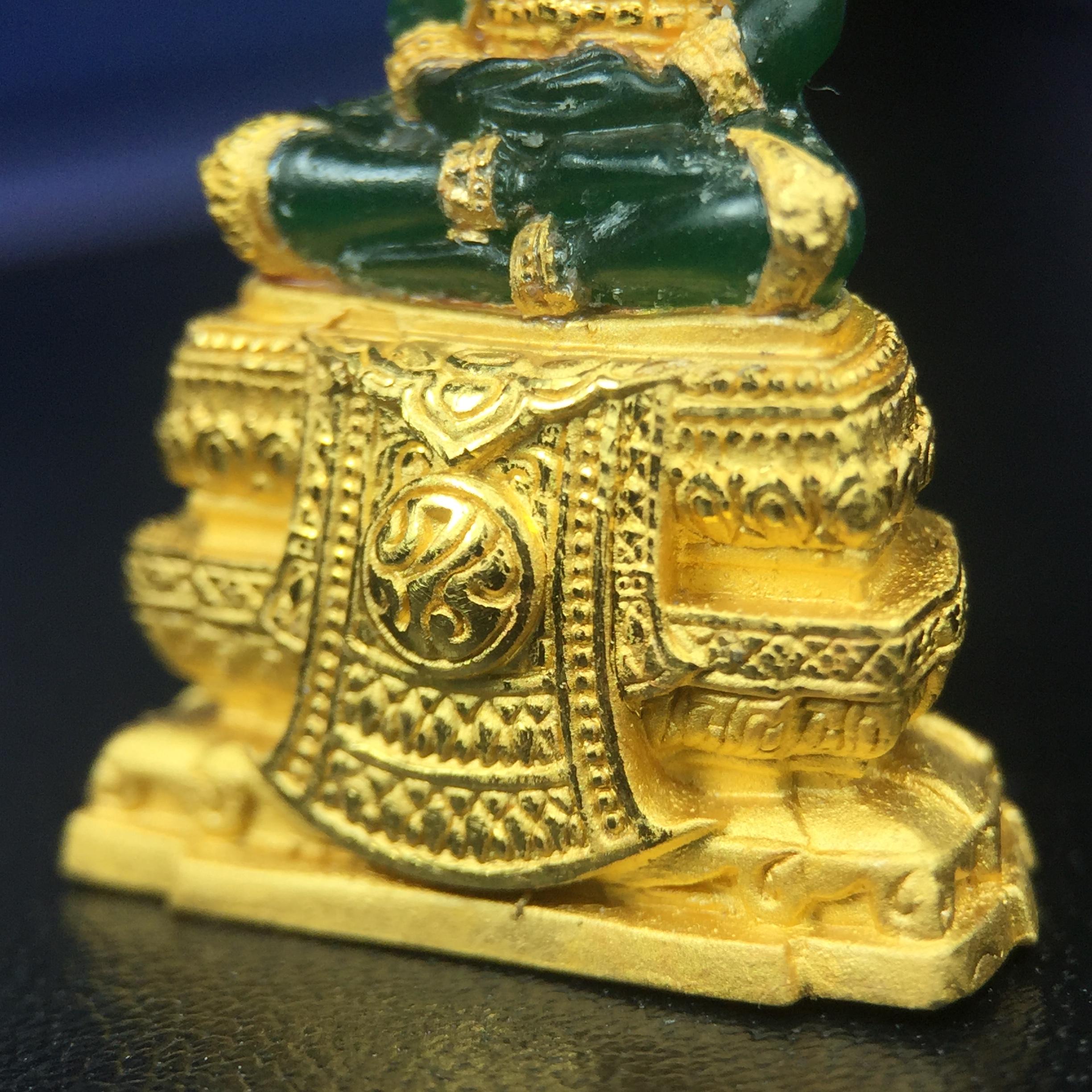 พระแก้วมรกต ภปร. จัดสร้างโดย รพ.ภูมิพลฯ ปี2547 ลอยองค์ขนาดหน้าตัก 1/2 นิ้ว เนื้อเรซิ่นหุ้มทองคำ99.99 งดงามทรงคุณค่าอีกหนึ่งรุ่นยอดนิยม หายาก