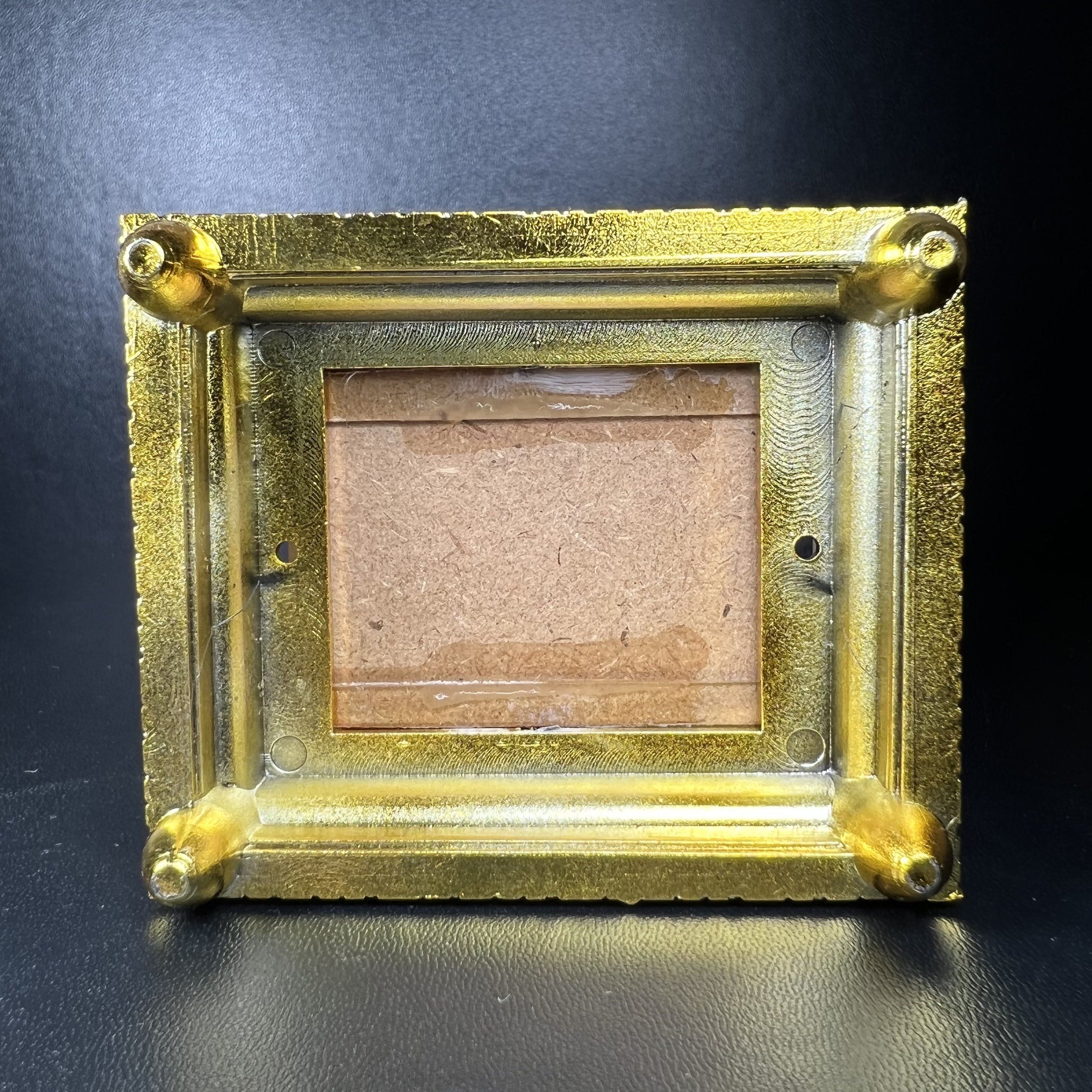 พระพุทธมหามณีรัตนปฏิมากร(พระแก้วมรกต) วัดพระศรีรัตนศาสดาราม สำนักพระราชวัง จัดสร้าง พิมพ์ทรงเครื่อง 3 ฤดู(ร้อน ฝน หนาว) หน้าตัก 1 นิ้วพร้อมครอบตู้เดิม(บรรจุมวลสารใต้ฐาน)