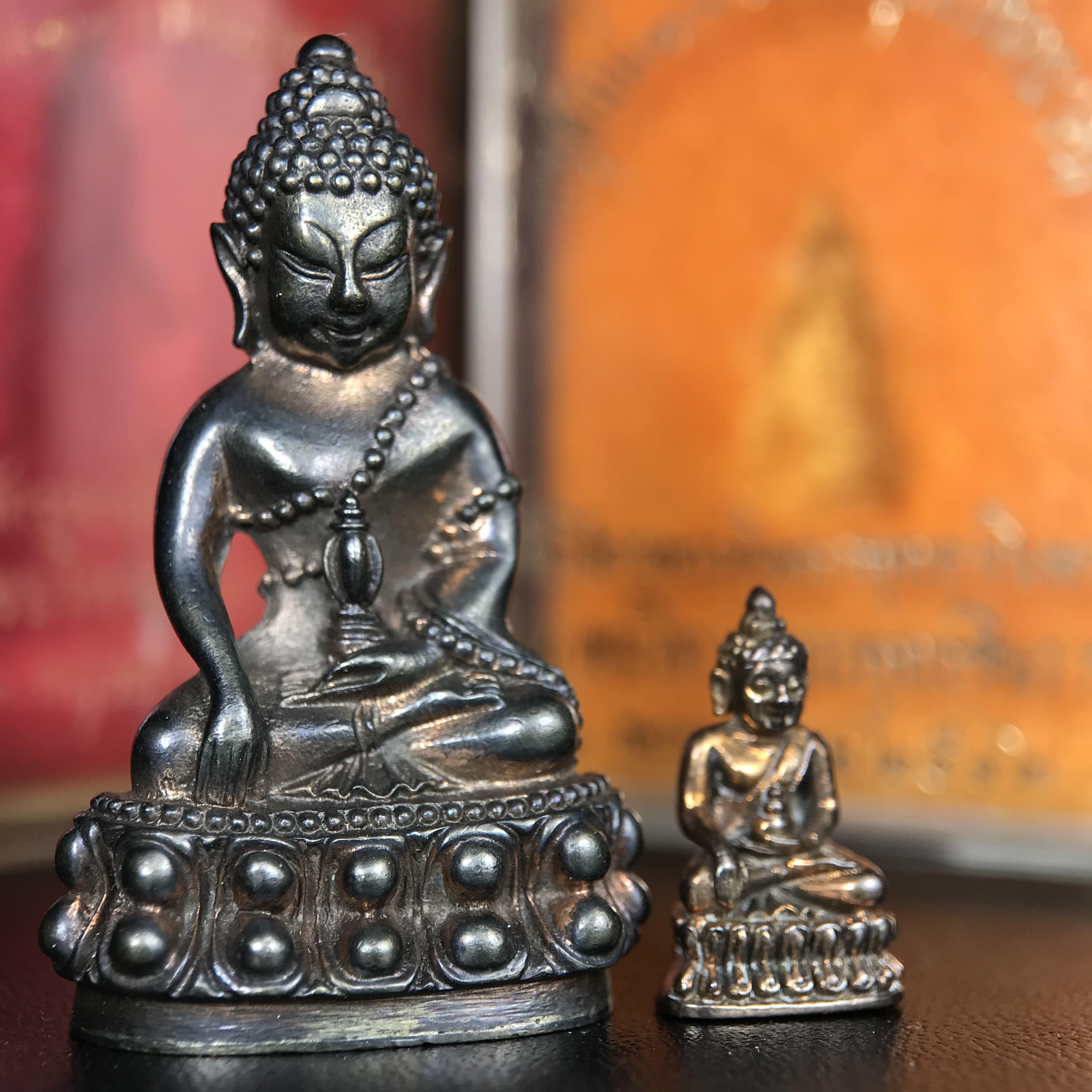 พระกริ่งนเรศวรพระองค์ดำ + พระชัยวัฒน์พระองค์ดำ อนุสรณ์ 100 ปี พิษณุโลกพิทยาคม (โรงเรียนชาย) พิธีจักรพรรดิมหาพุทธาภิเษก ปี 2542 เนื้อนวโลหะ(เต็มสูตรแก่ทองคำ) พิธีใหญ่มวลสารดีเกจิอาจารย์ยอดนิยมร่วมปลุกเสก*** ตอกโค้ดและหมายเลข*** 1 ใน 4999 องค์ ยอดนิยมหายาก