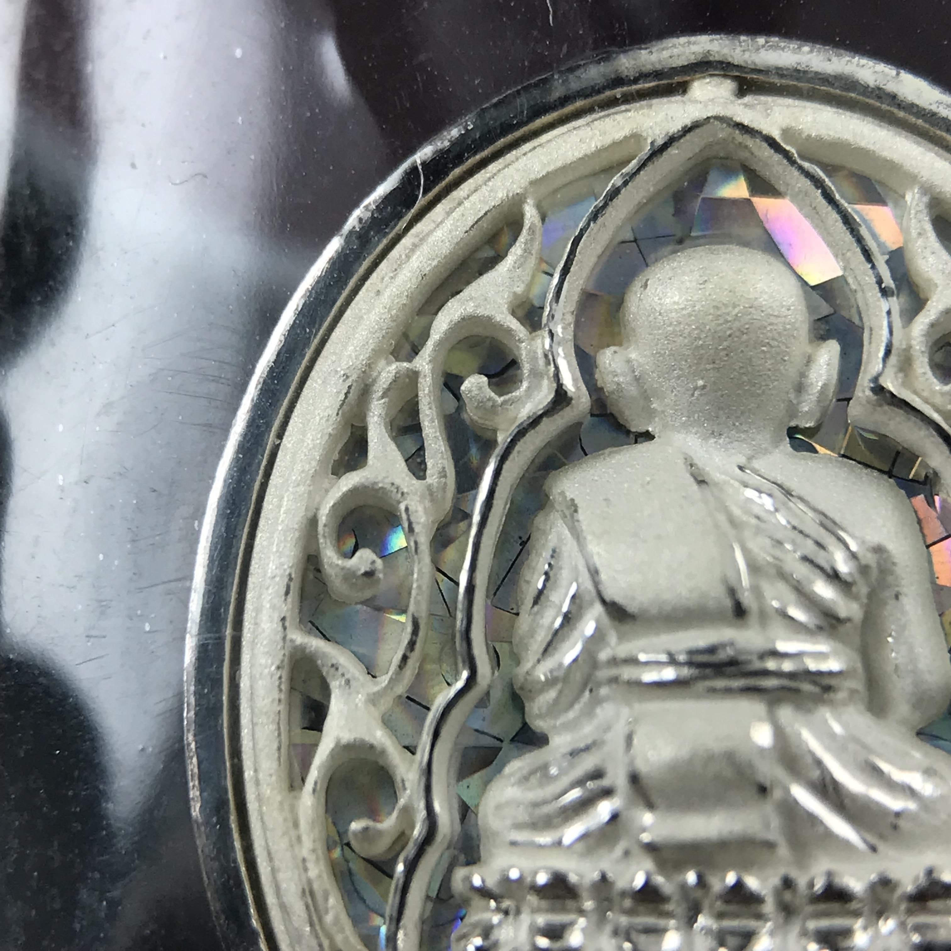 เหรียญหลวงพ่อทวด รุ่นมงคลบารมี วัดประสาทบุญญาวาส ปี 2545 เนื้อเงิน พิมพ์ทรงรูปไข่เล็ก(ขนาด 2.0*1.8 ซม.)ฉลุลายฉากพี้นหลังสีรุ้งสามมิติสวยงาม ตอกโค๊ตมีหมายเลข สภาพสวยซีนซองเดิมพร้อมกล่องบรรจุเดิมครบ***เดินทางปลอดภัยหลวงพ่อทวดคุ้มครอง****