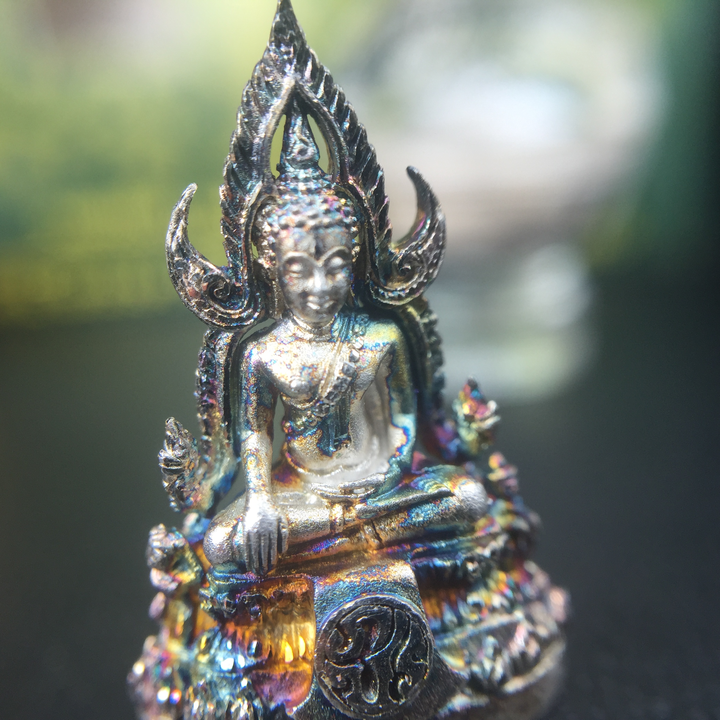 พระพุทธชินราช(จำลอง) ภปร. 84 พรรษา เนื้อเงินชุบทองคำขาว พิมพ์เล็กขนาดหน้าตัก 1/4 นิ้ว (สภาพผิวเดิมสวย ขึ้นสีรุ้งธรรมชาติ แบบนิยม)(พระราชทานมวลสาร จิตรลดาและเส้นพระเจ้า(เส้นผม))