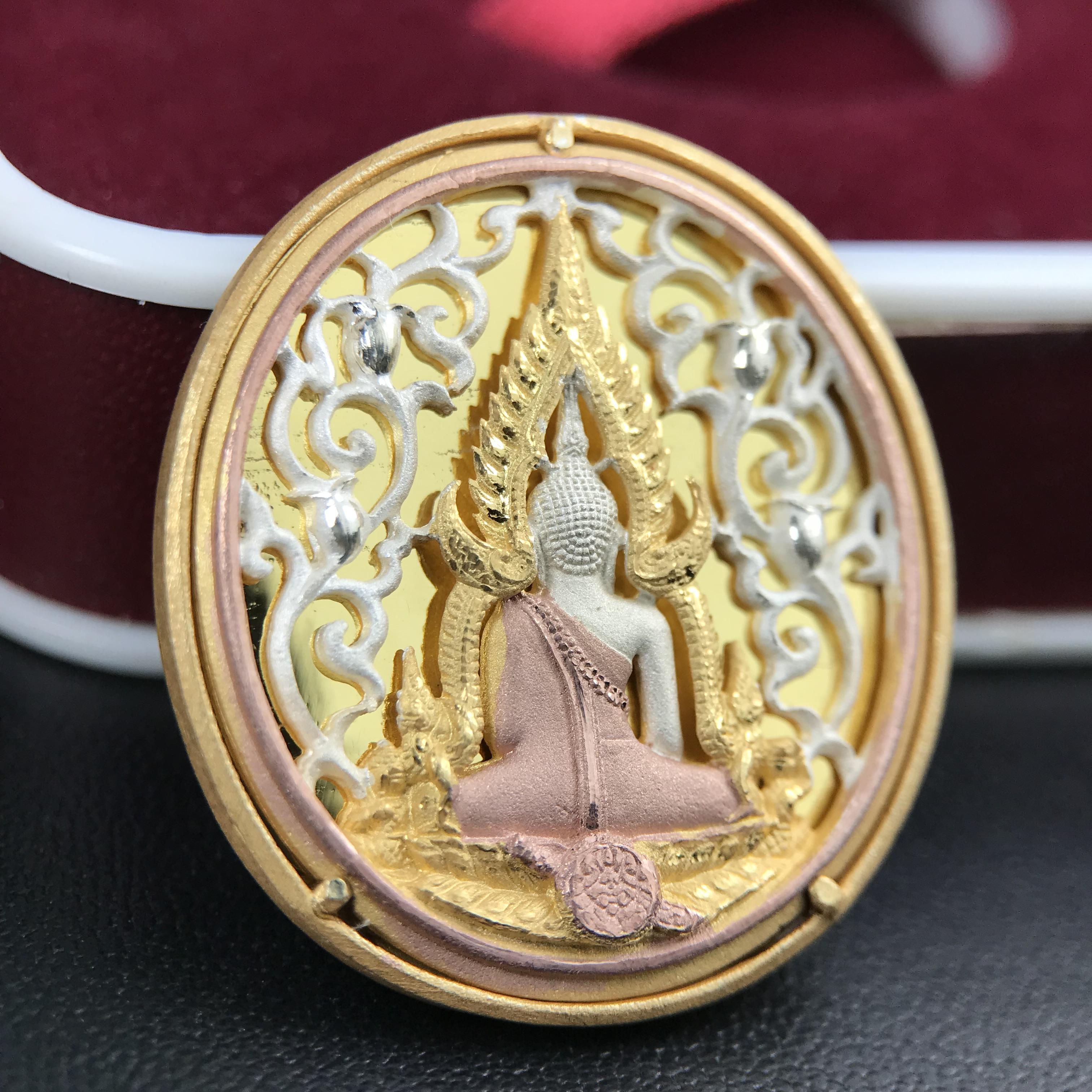 พระพุทธชินราช รุ่น ประวัติศาสตร์ มูลนิธิเพื่อตำรวจไทยจัดสร้าง ปี 2562 เนื้อเงินชุบสามกษัตริย์ขัดเงา พิมพ์เหรียญรูปไข่ฉลุลายไทย พิมพ์ใหญ่ พระพุทธชินราช แบบจิวเวอร์รี่(ขนาดสูง 2.9 ซม.)(สภาพสวยซีนซองเดิม กล่องบรรจุเดิมครบสมบูรณ์)(เลขเรียงสวย องค์หมายเลข 123)