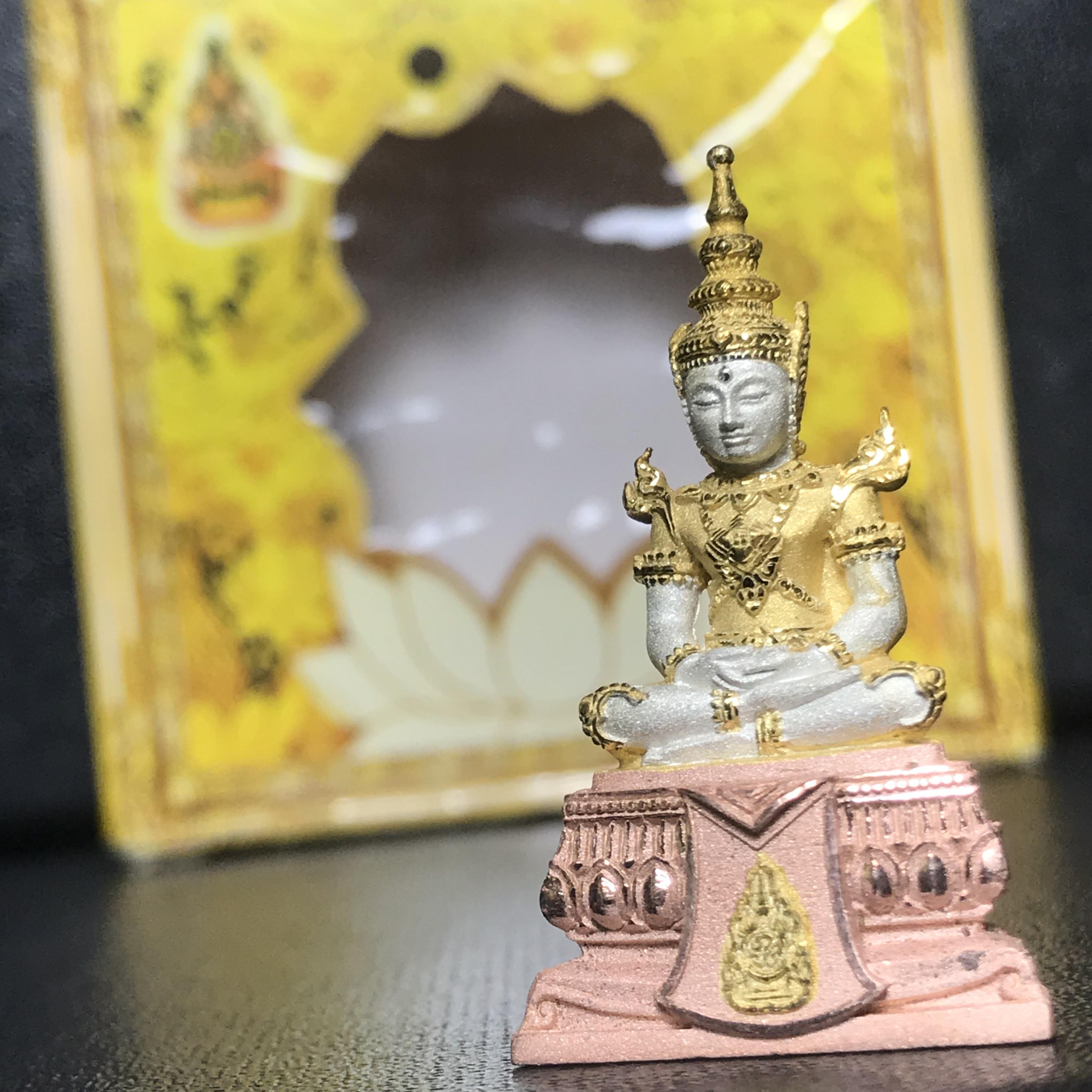 พระแก้วมรกต(จำลอง)ลอยองค์ ขนาดหน้าตัก 1/2 นิ้ว ทรงเครื่องฤดูร้อน เนื้อเงินสามกษัตริย์ ตราสัญลักษณ์ฉลองสิริราชสมบัติ ครบ 60 ปี พ.ศ.2549
