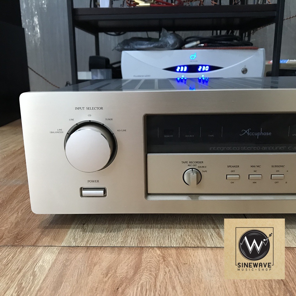 Integrated Amp ยี่ห้อ Accuphase รุ่น E-210 (Made in Japan) ไฟ 220Volts