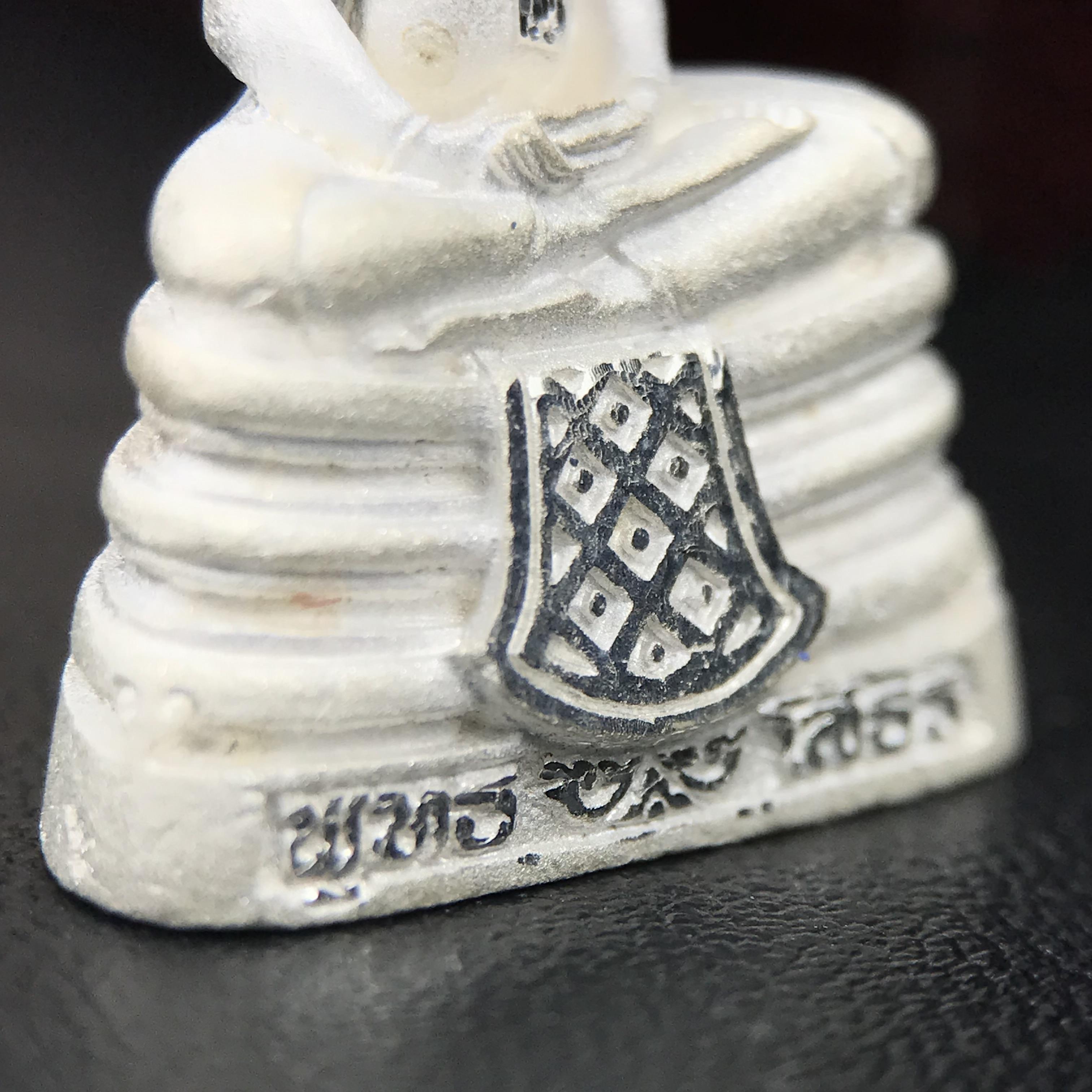 พระพุทธโสธร(หลวงพ่อโสธร) รุ่นสร้างอุโบสถ ปี2539 เนื้อเงินทรายนวลขัดเงาบางส่วน ลอยองค์พิมพ์ใหญ่ สภาพสวยกล่องบรรจุเดิมครบสมบูรณ์(งานแพรนด้า จิวเวลรี่)สวยงดงาม