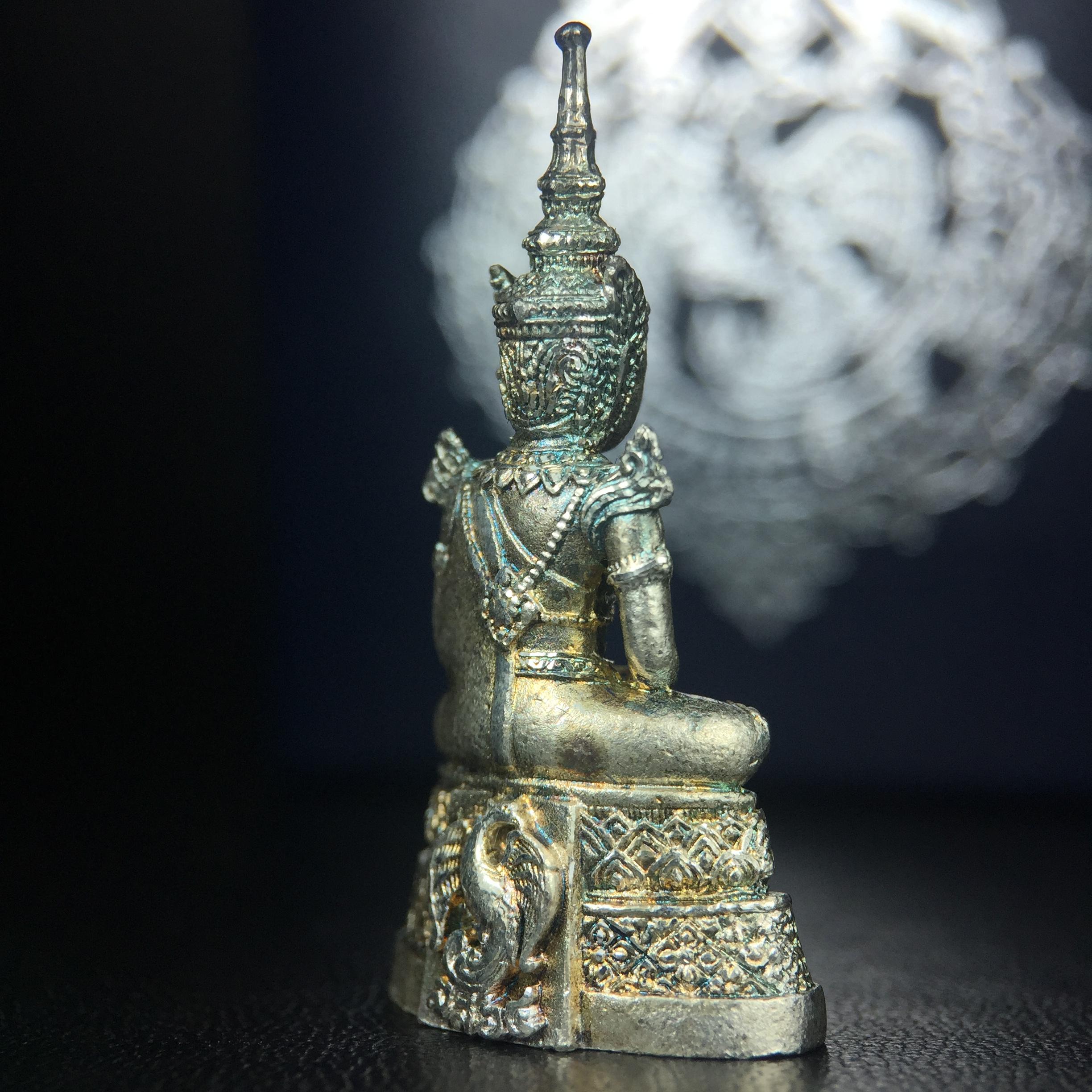 พระแก้วมรกต กรมสรรพสามิตจัดสร้างขึ้นเนื่องในโอกาสครบรอบ 64 ปีของกรมสรรพสามิต และเนื่องในวโรกาสที่พระบาทสมเด็จพระเจ้าอยู่หัวทรงครองราชย์ครบ50ปีเมื่อ พ.ศ.2539 เนื้อเงินทรายนวลขัดเงา(ผิวเดิมๆขึ้นสีรุ้งธรรมชาติสวย(สเน่ห์พระเนื้อเงินสีสันที่ธรรมชาติสรรค์สร้าง)