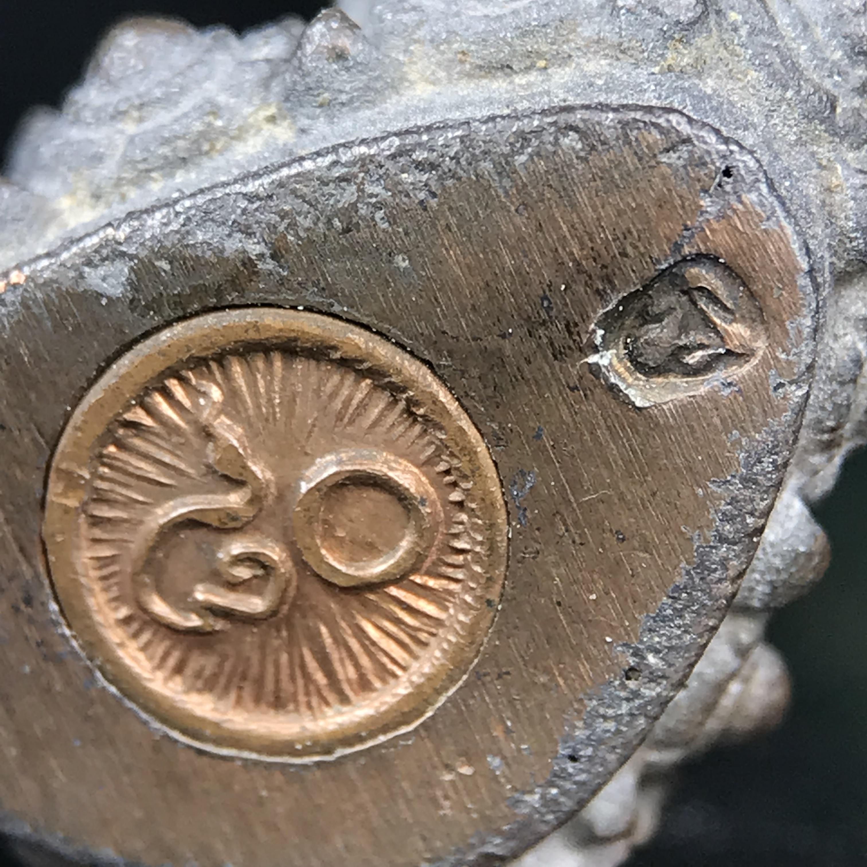 พระกริ่งวาสนา(รุ่นแรก) 80 พรรษา สมเด็จพระสังฆราช (วาสน์) วัดราชบพิธฯ ปี2521 เนื้อนวโลหะ(ตอกโค๊ตพระปิดตา) โดยมีหลวงปู่โต๊ะ วัดประดู่ฉิมพลีร่วมปลุกเสก พร้อมกล่องบรรจุเดิม(รุ่นแรก คอตั้งตรงได้สัดส่วน หายาก)