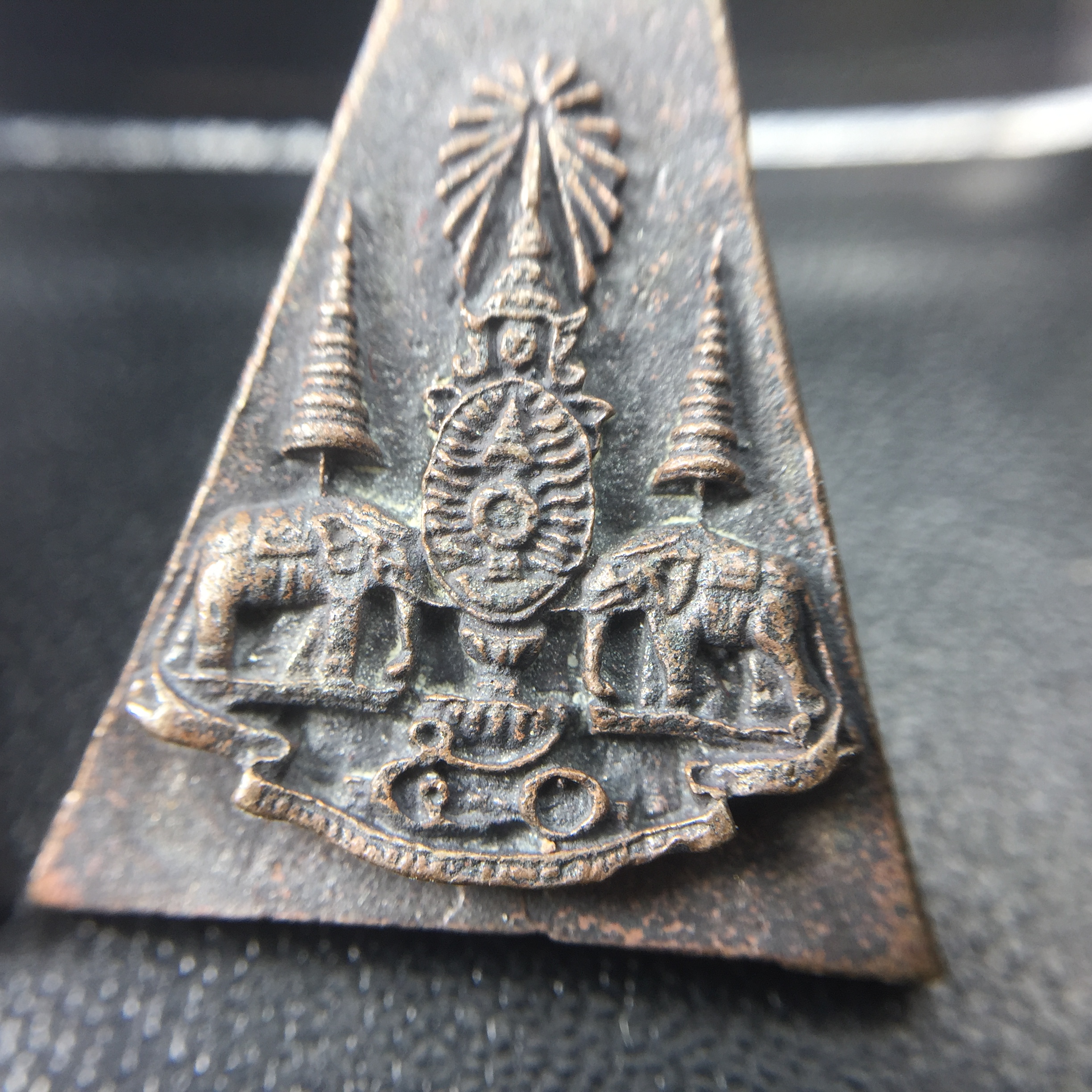 พระกำลังแผ่นดิน (สมเด็จจิตรลดา2) จัดสร้างเฉลิมพระเกียรติ ร.9 ครองราชย์ 50 ปี 2539 เนื้อเงิน(ผิวเดิมกลับดำ รุ้งๆสวย)+เนื้อนวโลหะ(สร้างน้อยหายาก)พร้อมกล่องบรรจุเดิมครบสมบูรณ์(1ใน2539องค์)