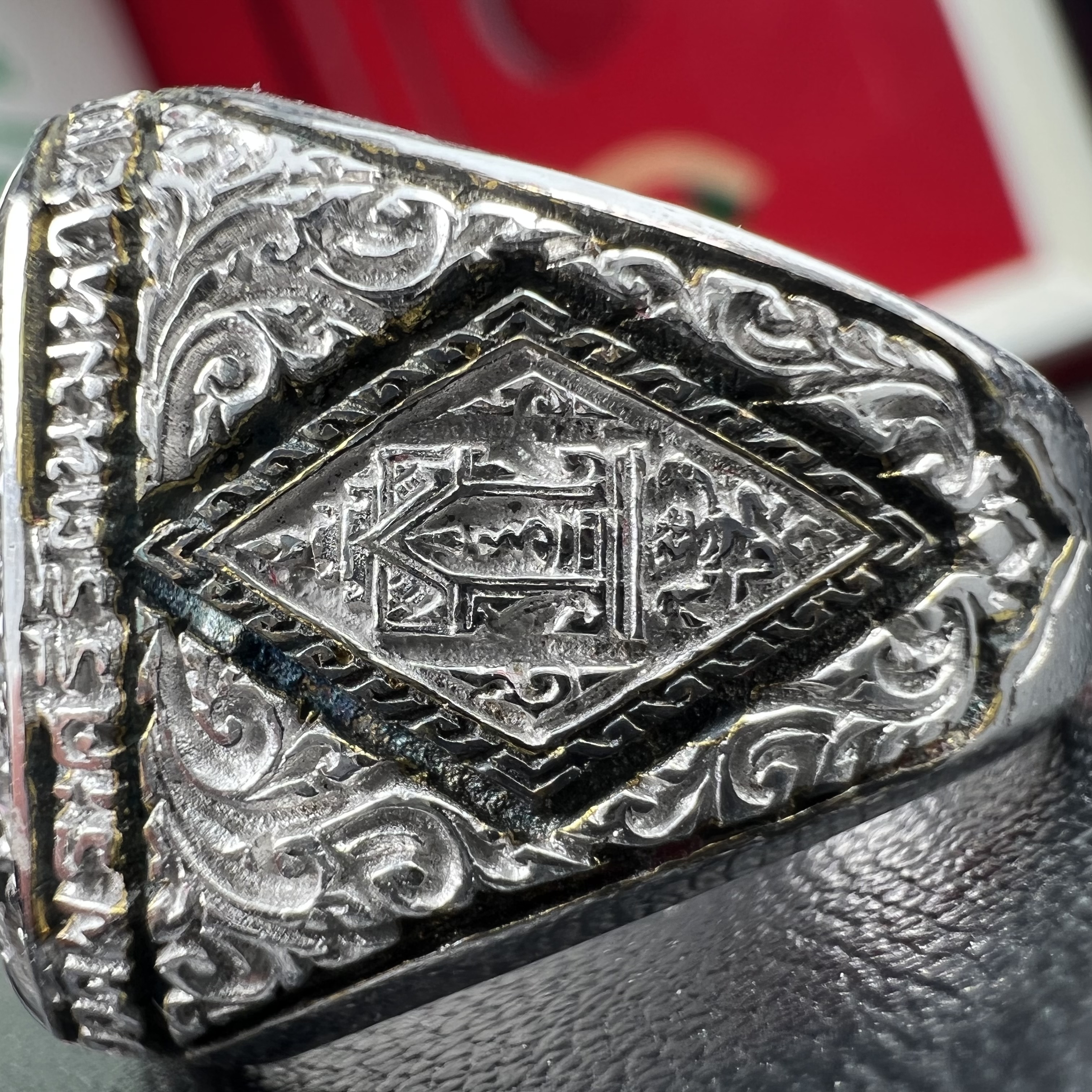 แหวนพระพุทธชินราช ภปร. ในวโรกาสเฉลิมพระชนมายุ6รอบ 5ธันวาคม2542 มูลนิธิพิทักษ์ดวงตาประชาชน จัดสร้าง แหวนเนื้อเงินเคลือบทองคำบริสุทธิ์ประดับเพชร CZ เกรดนอก ตอกโค๊ตและหมายเลข 504(ผลรวมได้ 9 เลขมหามงคลเจริญก้าวหน้าในทุกด้าน) พร้อมกล่องบรรจุเดิมครบ(หายาก)