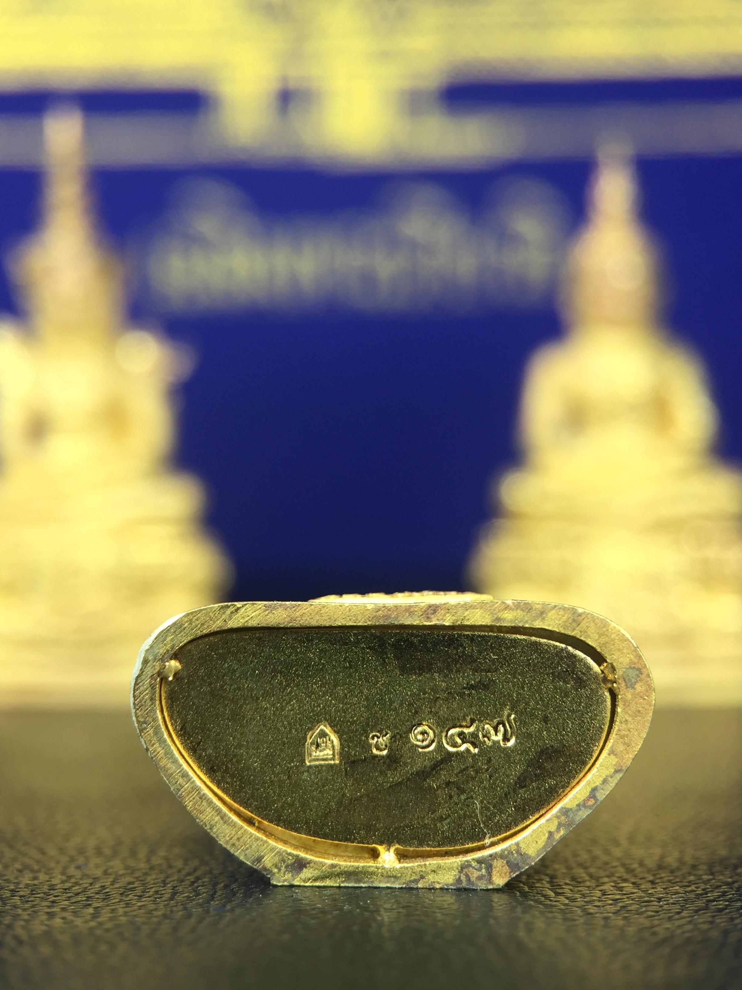 พระพุทธมหามณีรัตนปฎิมากร(พระแก้วมรกต)รุ่น เฉลิมพระเกียรติ วัดพระศรีรัตนศาสดารามราม(วัดพระแก้ว) ปี2543 เนื้อเงินชุบทองพ่นทรายขัดเงาบางส่วน พิมพ์ใหญ่ลอยองค์ ชุด 3 ฤดู ตอกโค๊ตหมายเลขเดียวกันทั้ง3องค์ ชุดหมายเลข( ช147)สภาพผิวสวยดุจทองคำกล่องบรรจุเดิมครบ