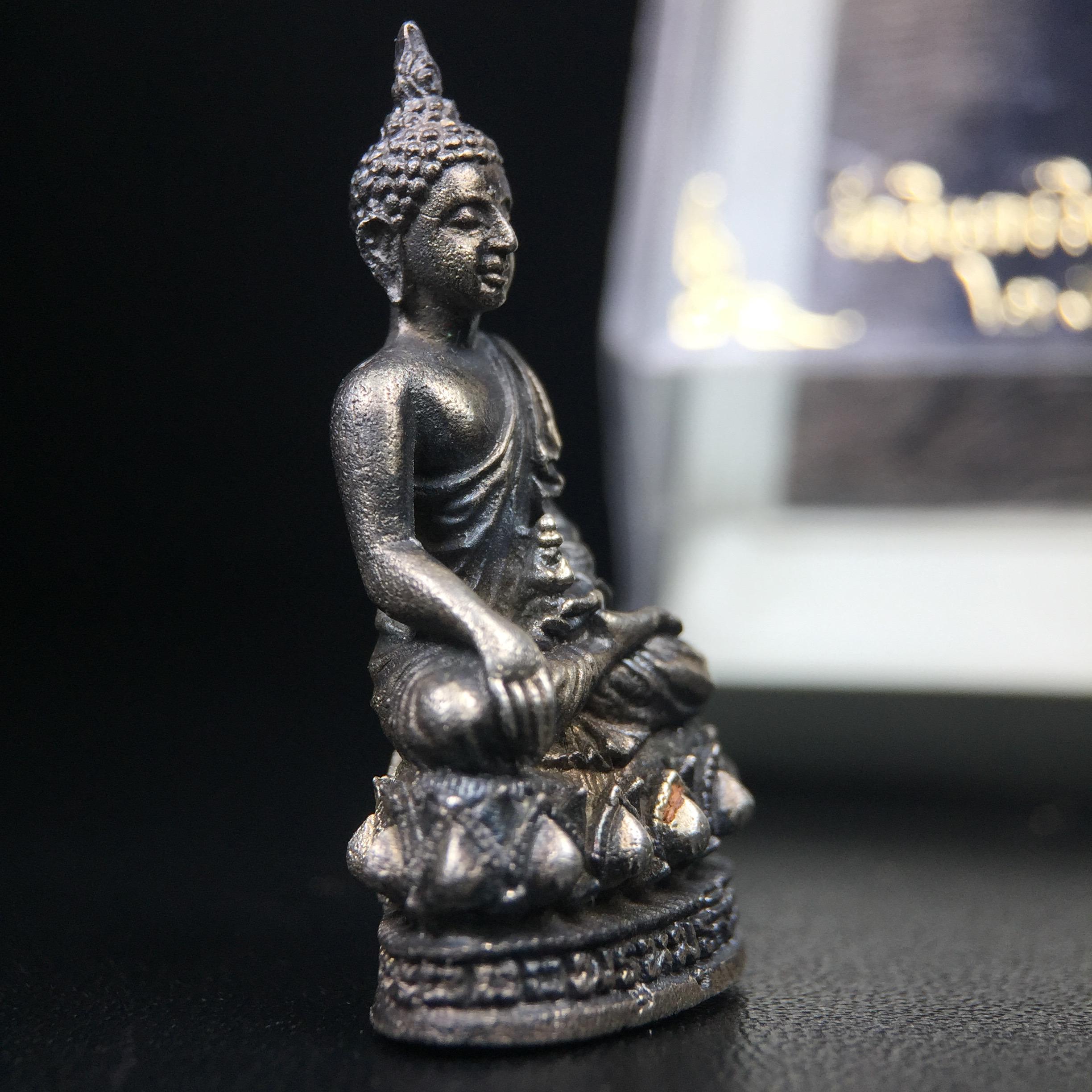 พระกริ่งพรหมรังสี อนุสรณ์ 190 ปี สมเด็จพระพุฒาจารย์ โต วัดอินทรวิหาร ปี2521 เนื้อเงิน(ผิวเดิมเข้มขลัง)พิธีมหาพุทธาภิเษกครั้งยิ่งใหญ่ พิธีสรรพสิทธิชัยไพรีพินาศมหามังคลาภิเษก หมายถึงฤกษ์การปลุกเสกที่เน้นด้านโชคลาภ มีชัยชนะต่อศัตรูการค้า การงาน(รุ่นนี้แนะนำ)