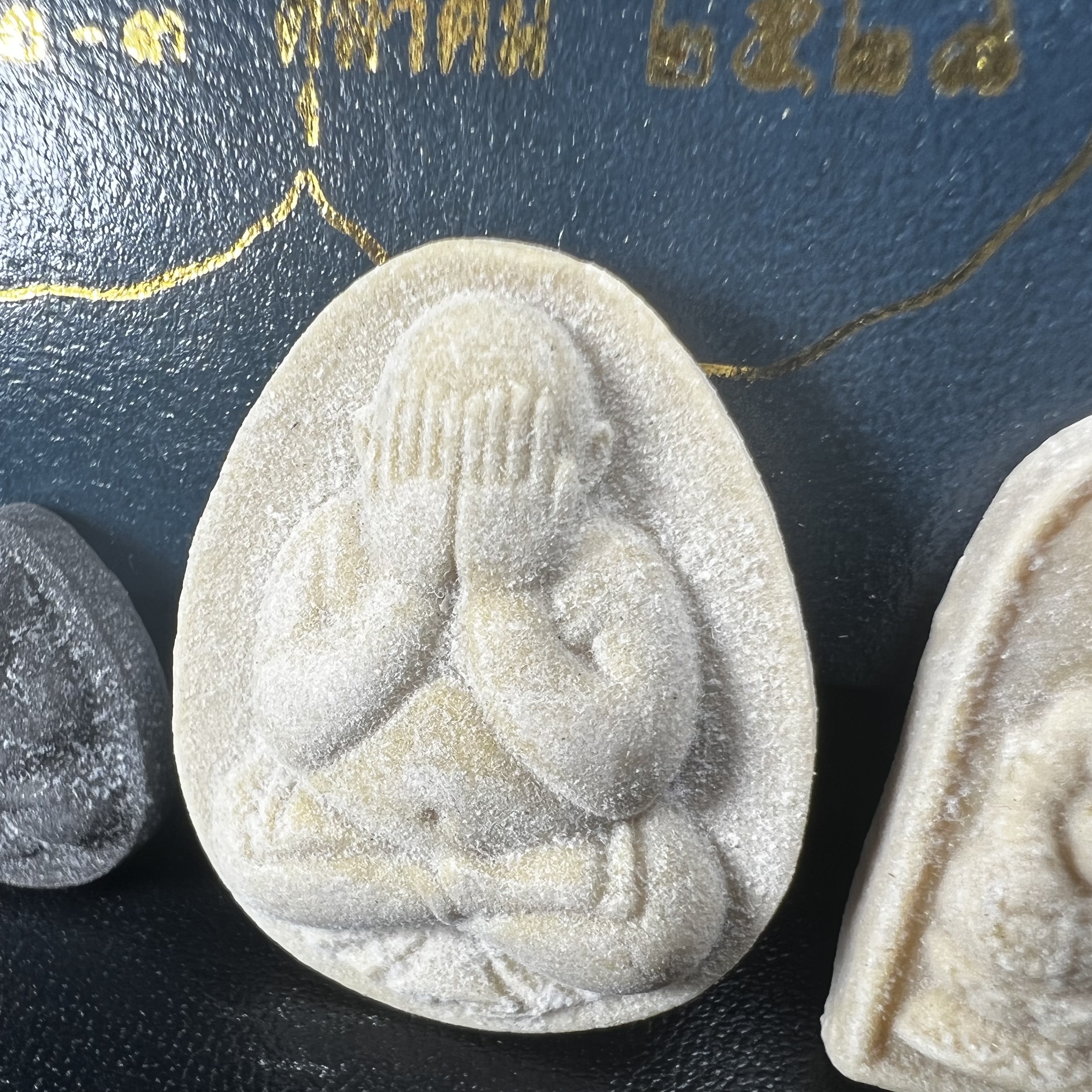 พระปิดตา รุ่นแรก ชุดกรรมการ ชุดมงคลการบำเพ็ญกุศลอายุครบ 6 รอบ(72 พรรษา) สมเด็จพระญาณสังวร วัดบวรนิเวศวิหาร วันที่ 2-3 ตุลาคม 2528 (1ชุดประกอบด้วยพระเนื้อผง 4 รายการ)ชุดกรรมการพร้อมกล่องบรรจุเดิมครบสมบูรณ์(หายาก)