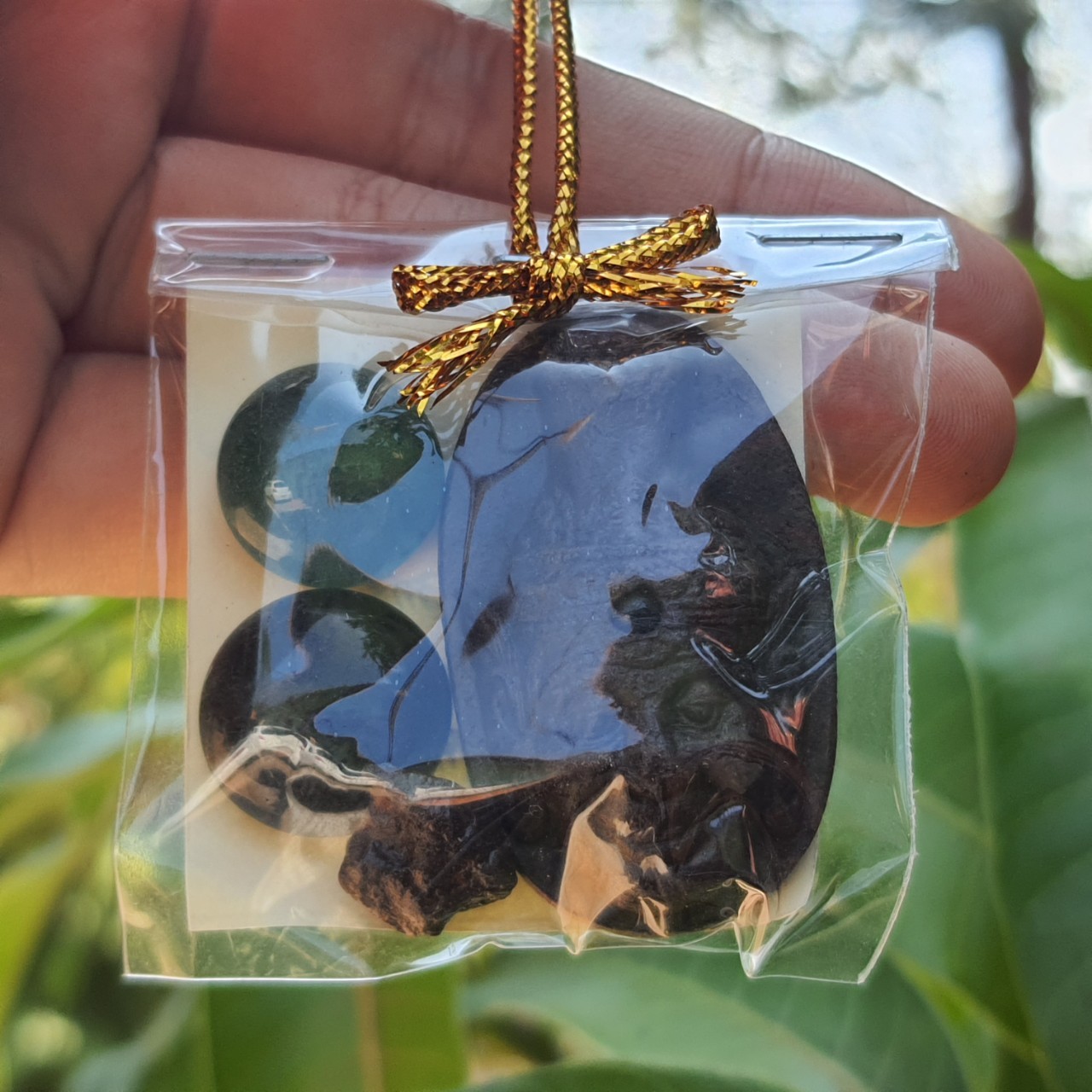 ของชำร่วย พระของชำร่วย ฤาษีตาไฟ ฝังไหลน้ำพี้ ไหลน้ำพี้ ไหลดำ ไหลเขียว ไหลน้ำพี้สีดำ แร่เหล็กน้ำพี้ ฤาษี ฤาษีดัดตน ไหลน้ำพี้สีเขียว