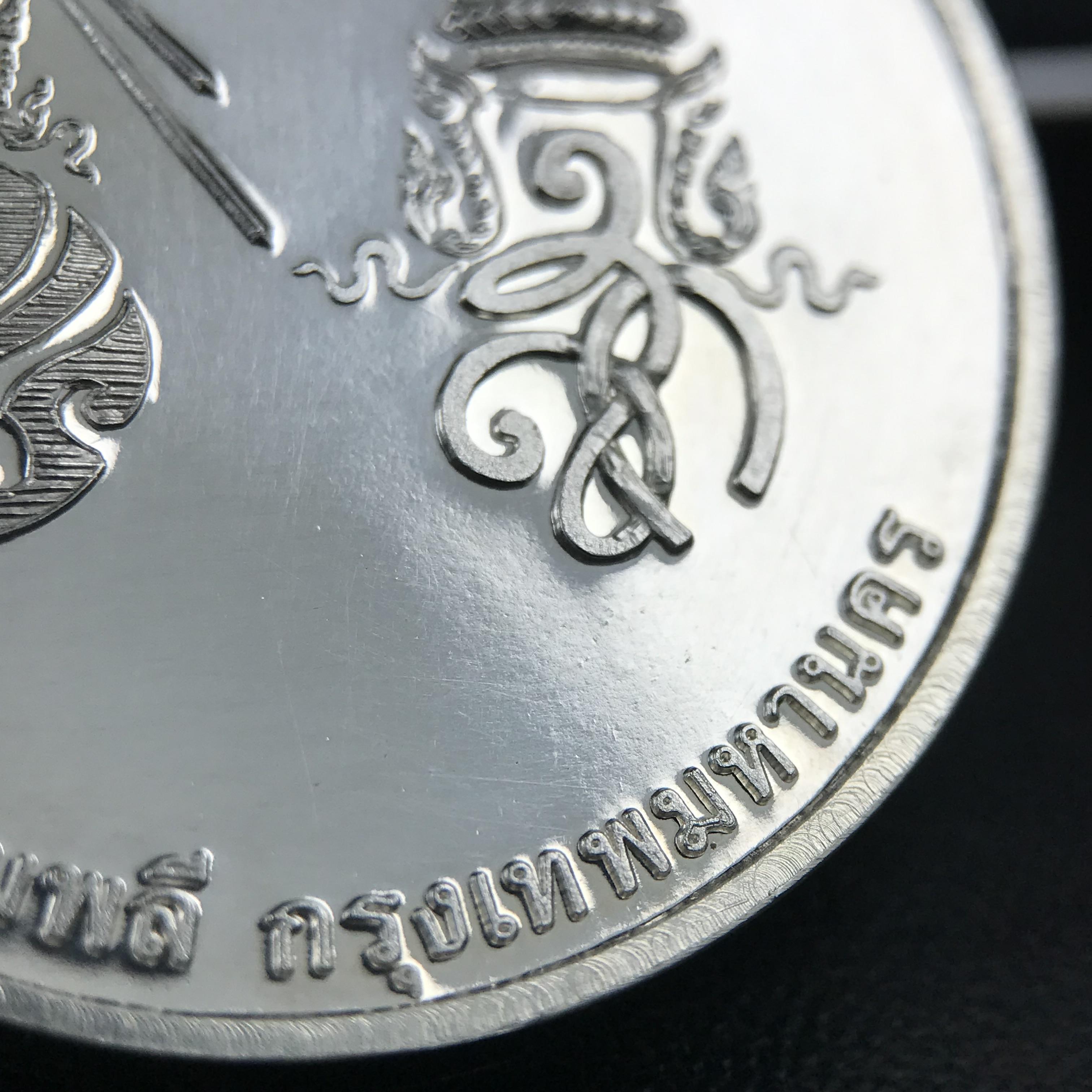 เหรียญรูปเหมือนพระราชสังวราภิมณฑ์(หลวงปู่โต๊ะ)ที่ระลึก ครบ 108 ปี วัดประดู่ฉิมพลี ปี 2538 ด้านหลังพระราชทานพระนามาภิไธยย่อ ภปร. และ สก. เนื้อเงินขัดเงา เหรียญกลมใหญ่ขนาด 3.5 ซม.สภาพสวยเดิมกล่องบรรจุเดิมครบสมบูรณ์และหายาก