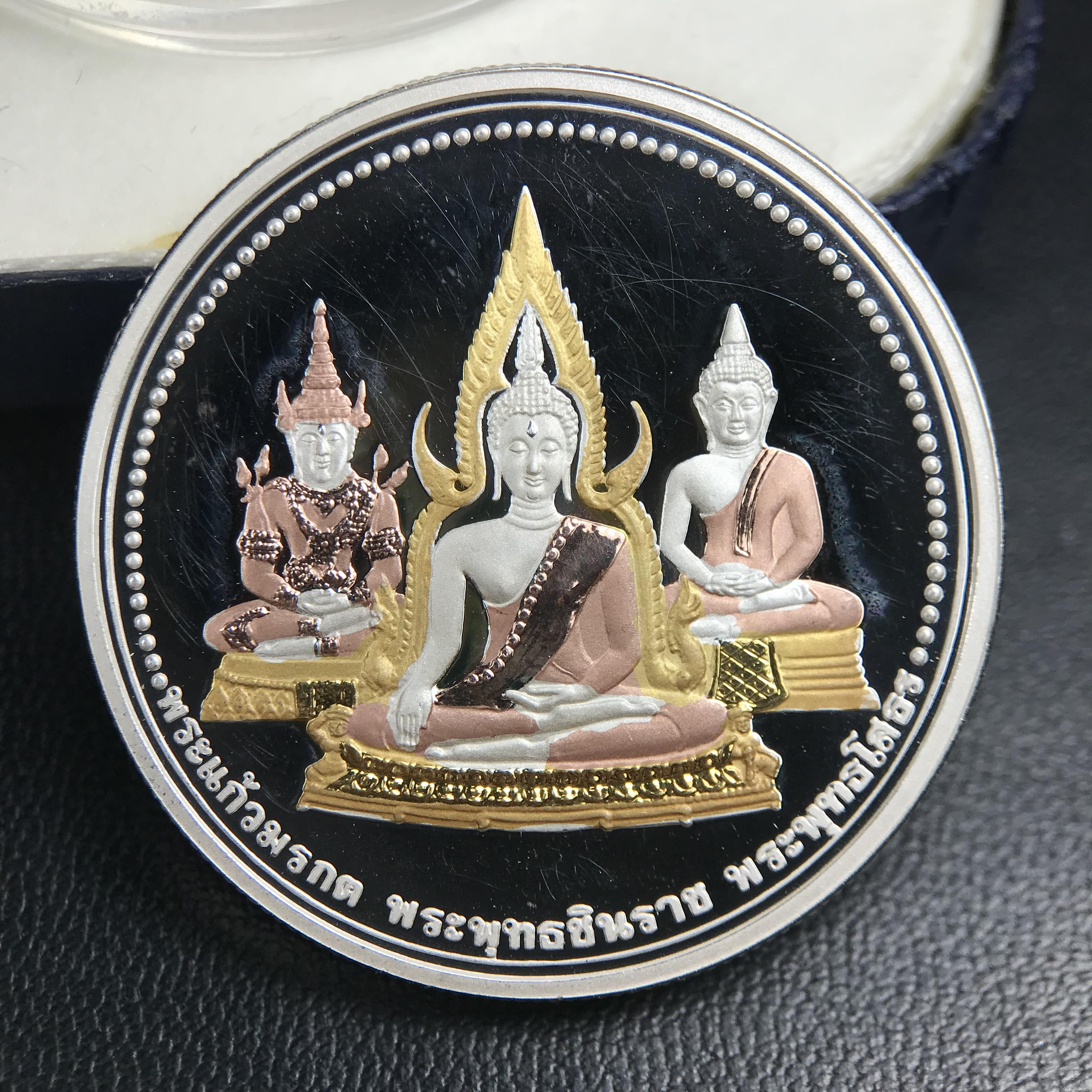 เหรียญพระแก้วมรกต พระพุทธชินราช พระพุทธโสธร รุ่นพุทธบารมี ปี 2540 เนื้อเงินขัดเงา 99.9% ชุบ 3 กษัตริย์ พร้อมกล่องและใบรับรองเดิม พิธีพุทธาภิเษก 2 พิธีมหามงคล(พระพุทธคู่บ้านคู่เมือง รูปแบบเหรียญสวยงดงามมาก พิธีใหญ่ เป็นที่นิยม)สร้างน้อยหายาก 1 ใน500 เหรียญ