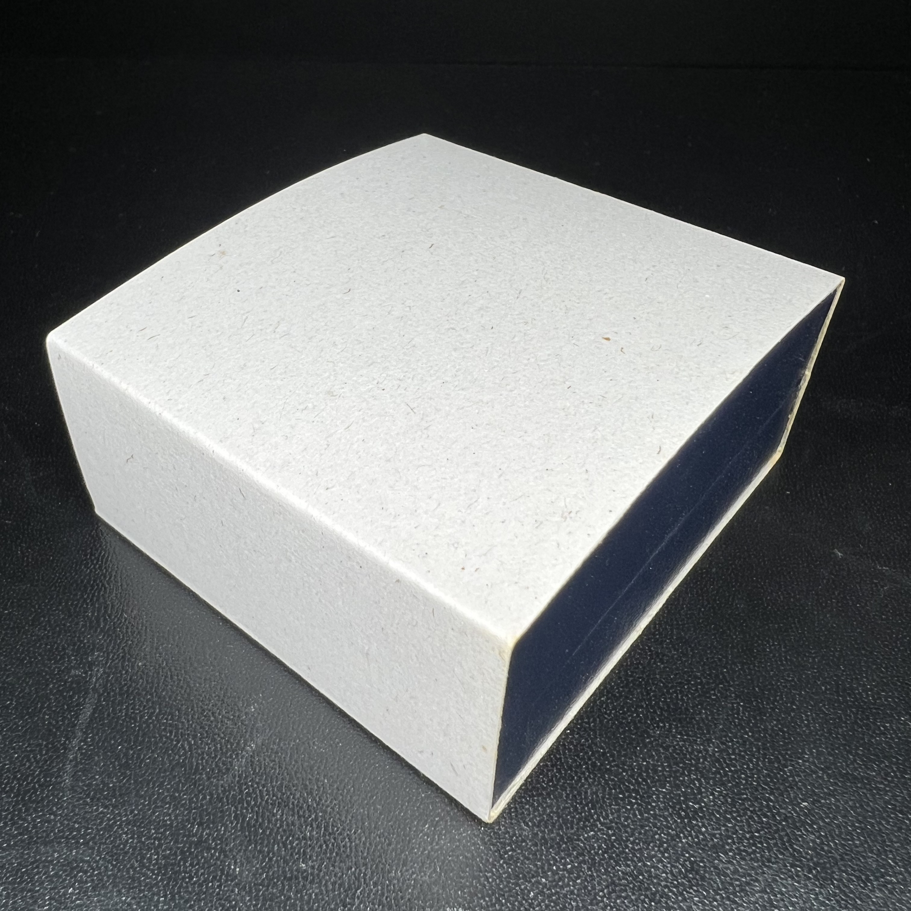 พระแก้วมรกต กรมสรรพสามิตจัดสร้างขึ้นเนื่องในโอกาสครบรอบ 64 ปีของกรมสรรพสามิต และเนื่องในวโรกาสที่พระบาทสมเด็จพระเจ้าอยู่หัวทรงครองราชย์ครบ 50 ปีในปีกาญจนาภิเษก เมื่อ พ.ศ.2539 เนื้อเงินรมดำขัดเงาพร้อมกล่องบรรจุเดิม