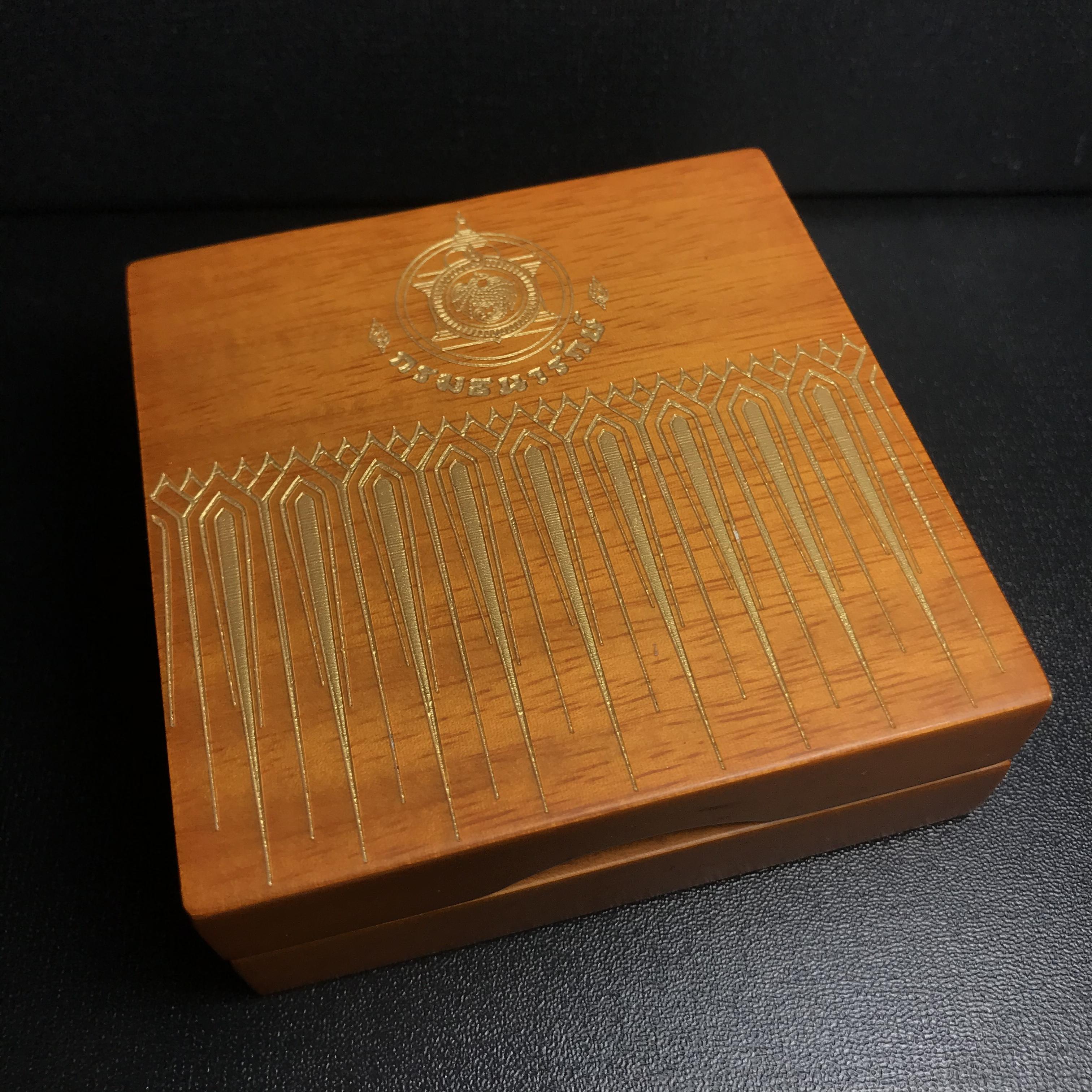 เหรียญที่ระลึกพระคลัง (พิมพ์สี) เนื่องในโอกาสครบ 125 ปี พระคลังมหาสมบัติ พ.ศ. 2558 เนื้อเงิน 99.99% ขัดเงา พิมพ์สี สวยสดงดงาม(นิยม สร้างน้อย หายาก)1 ใน 3126เหรียญ ***ตามความเชื่อที่ว่า ท่านใดมีพระคลังไว้บูชา ท่านนั้น จะมีกินมีใช้ตลอดไป เงินทองไม่ขาดมือ***