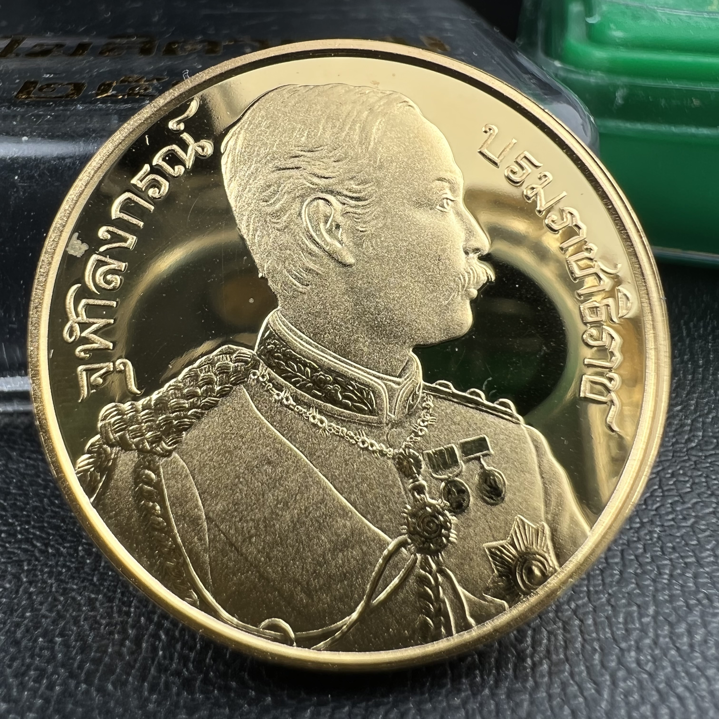 เหรียญเสด็จพ่อ ร.5 พระปิยมหาราช รุ่นบูรณะโบสถ์ พิธีมหาพุทธาภิเษก ณ พระวิหารวัดระฆังโฆสิตาราม ปี2538 เนื้อทองแดงบริสุทธิ์ชุบทองไมครอนขัดเงาสามมิติขนาด2.5 ซม.(พิมพ์เล็ก)ผลิตโดยโรงกษาปณ์ ประเทศ ฮังการี ( HUNGARIAN MINT)สภาพสวยดุจทองคำ ผิวกระจก บล็อกนอกสวยงาม