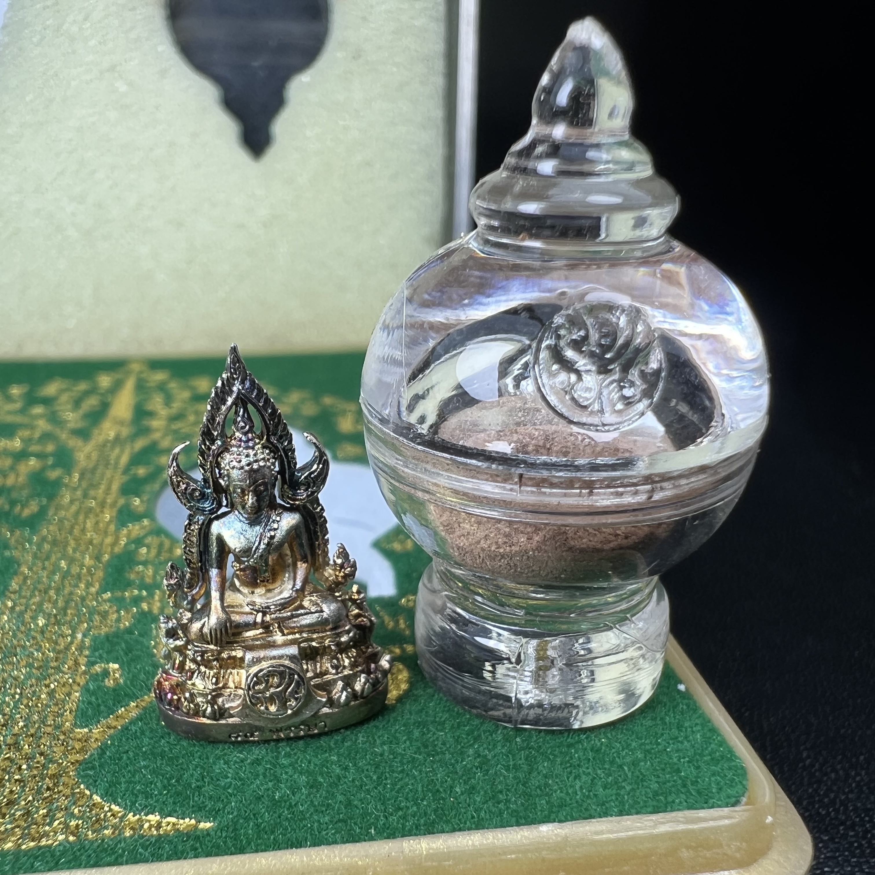 พระพุทธชินราช(จำลอง) ภปร. 84 พรรษา เนื้อเงินชุบทองคำขาว พิมพ์เล็กขนาดหน้าตัก 1/4 นิ้ว (สภาพผิวเดิมสวย ขึ้นสีรุ้งธรรมชาติ แบบนิยม)(พระราชทานมวลสาร จิตรลดาและเส้นพระเจ้า(เส้นผม))พุทธศิลป์ทรงคุณค่าอีกหนึ่งรุ่นยอดนิยม