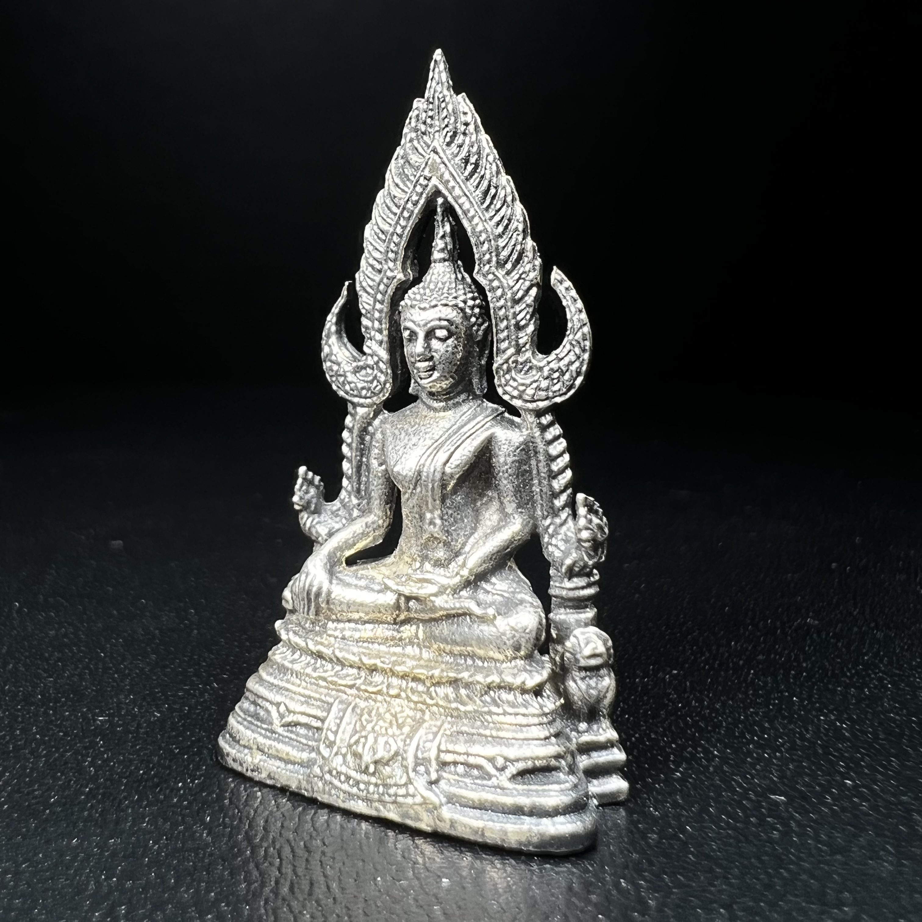 พระกริ่งพระพุทธชินราช มวก. วัดเบญจมบพิตร ปี 2519 เนื้อเงินสภาพสวยผิวเดิม หมายเลข687(ในหลวงรัชกาลที่9และราชินีเสด็จฯเททอง)(พิธีใหญ่ เกจิอาจารย์ในยุคยอดนิยมร่วมปลุกเสก)