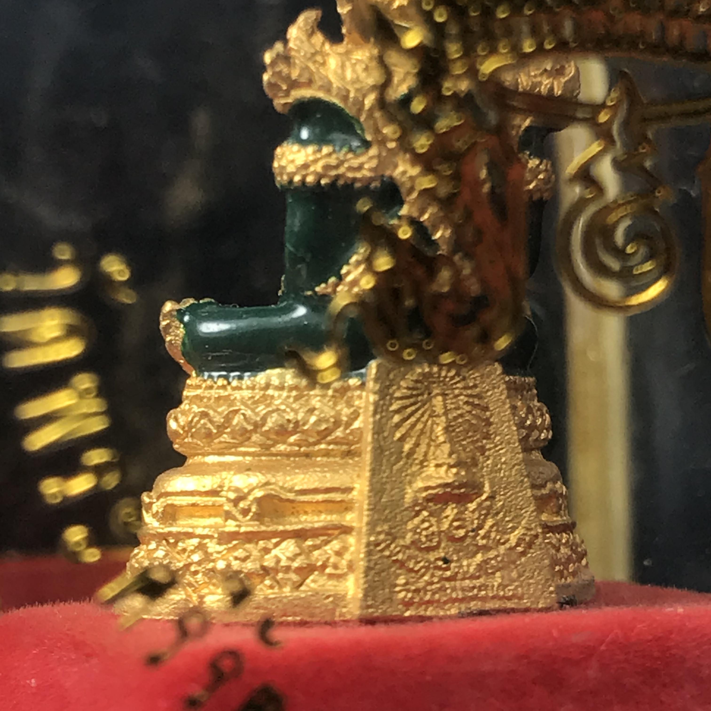 พระพุทธมหามณีรัตนปฏิมากร(พระแก้วมรกต) วัดพระศรีรัตนศาสดาราม สำนักพระราชวัง จัดสร้าง พิมพ์ทรงเครื่อง 3 ฤดู(ร้อน ฝน หนาว) หน้าตัก 1 นิ้วพร้อมครอบตู้เดิม(บรรจุมวลสารใต้ฐาน)