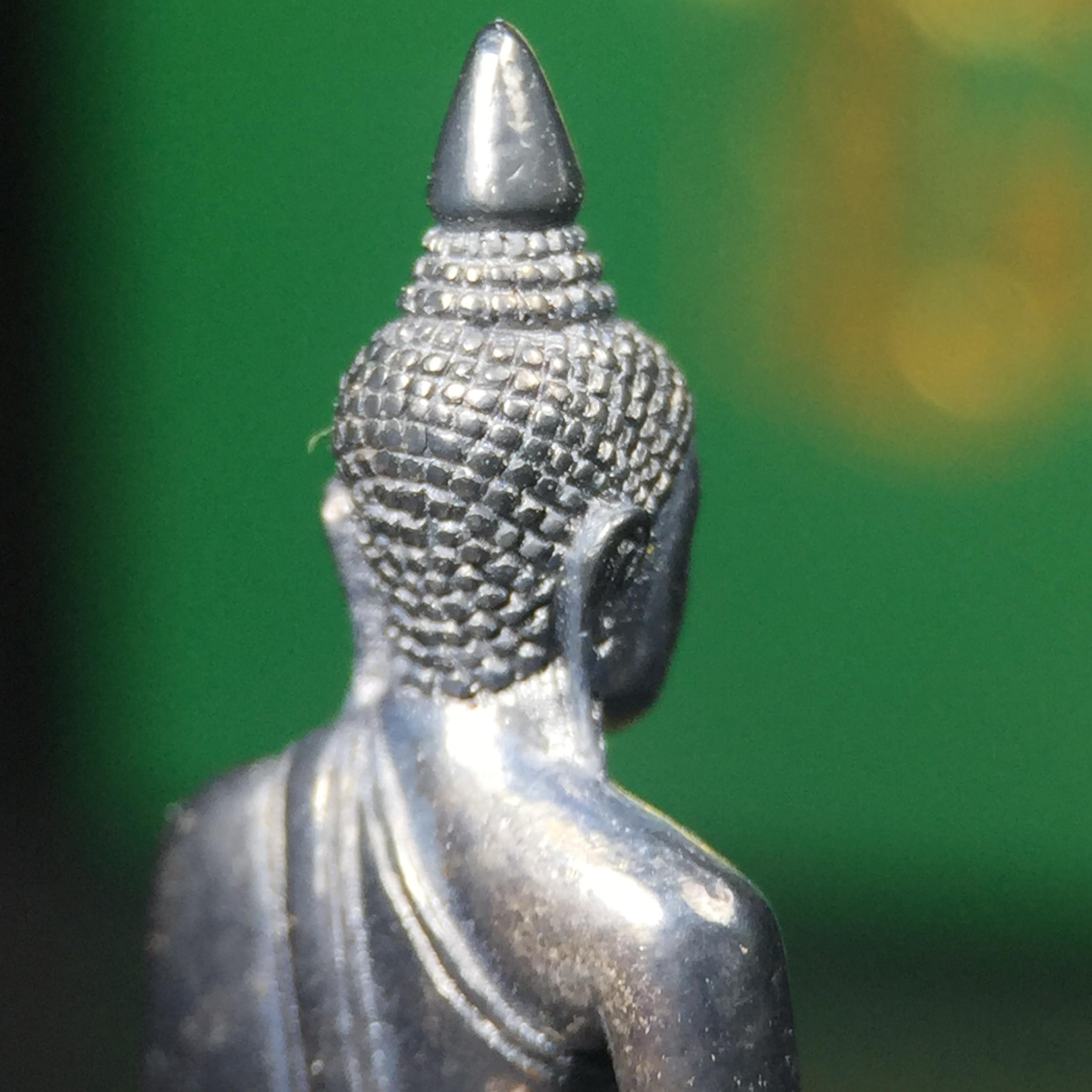 พระพุทธโสธร รุ่น กศก. 120 ปี เนื่องในโอกาสครบ 120 ปี กรมศุลกากร กระทรวงการคลัง จัดสร้าง ปี 2537 เนื้อเงินบริสุทธิ์ 99.9% ผิวขัดเงาลงดำ(งานบริษัท แพรนด้า จิวเวลรี่)สวยงดงาม ทรงคุณค่า