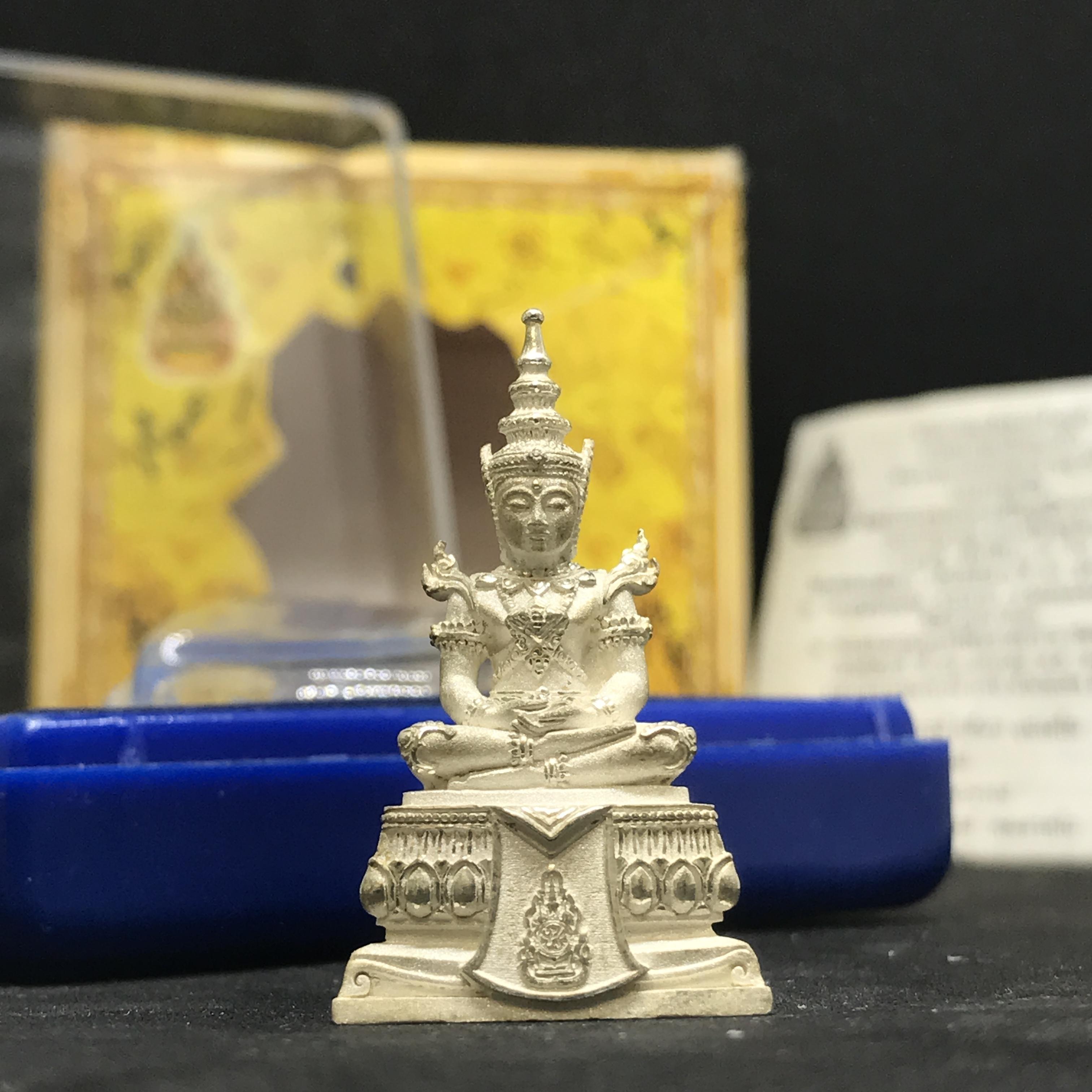 พระแก้วมรกต(จำลอง)ลอยองค์ ขนาดหน้าตัก 1/2 นิ้ว(พิมพ์ใหญ่) ทรงเครื่องฤดูร้อน เนื้อเงิน ตราสัญลักษณ์ฉลองสิริราชสมบัติ ครบ 60 ปี