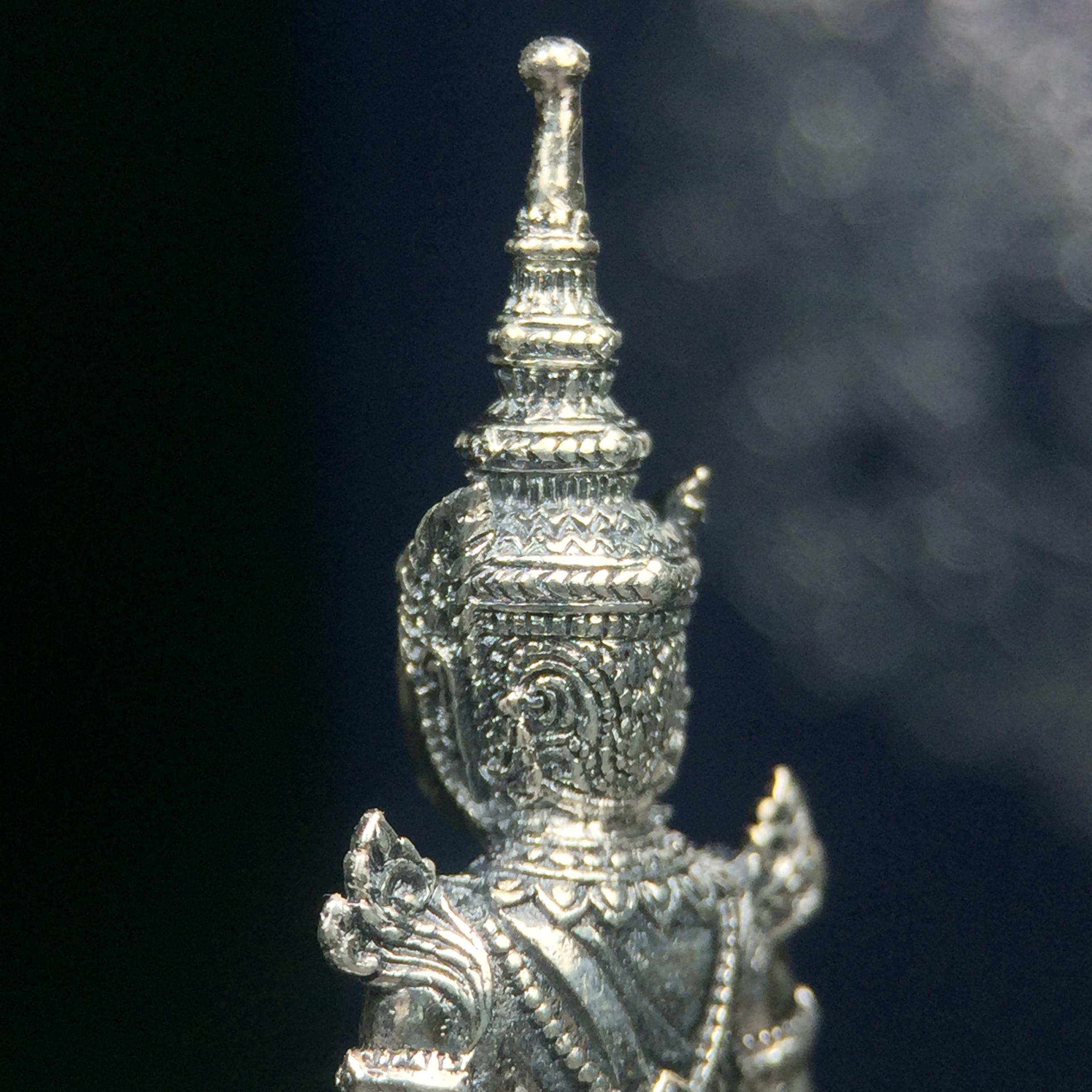 พระแก้วมรกต กรมสรรพสามิตจัดสร้างขึ้นเนื่องในโอกาสครบรอบ 64 ปีของกรมสรรพสามิต และเนื่องในวโรกาสที่พระบาทสมเด็จพระเจ้าอยู่หัวทรงครองราชย์ครบ 50 ปีในปีกาญจนาภิเษก เมื่อ พ.ศ.2539 เนื้อเงินรมดำขัดเงาพร้อมกล่องบรรจุเดิม