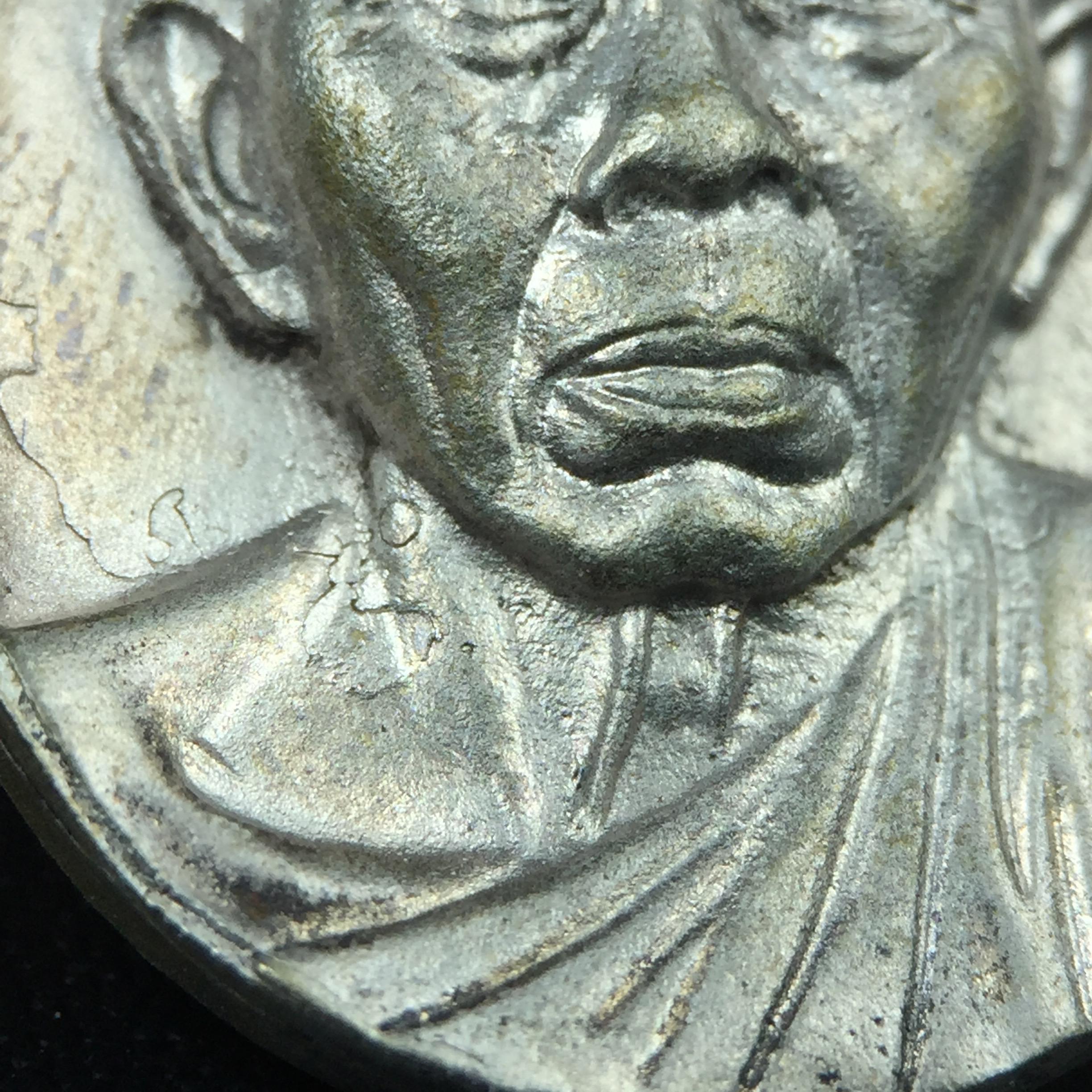 เหรียญรูปเหมือนพระญาณวิทยาคมเถร (หลวงพ่อคูณ ปริสุทโธ)ชุดกาญจนาภิเษกครองราชย์ครบ 50 ปี วัดบวรนิเวศวิหาร ปี 2538 เหรียญหล่อเนื้อนวโลหะ(พิเศษกรรมการมีรอยจาร ตอกโค๊ดหมายเลข ๑๗๘)(หายากพบเจอน้อยมาก)(พร้อมกล่องบรรจุเดิมลายไม้สีน้ำตาลมีตรากาญจนา) พิธีใหญ่