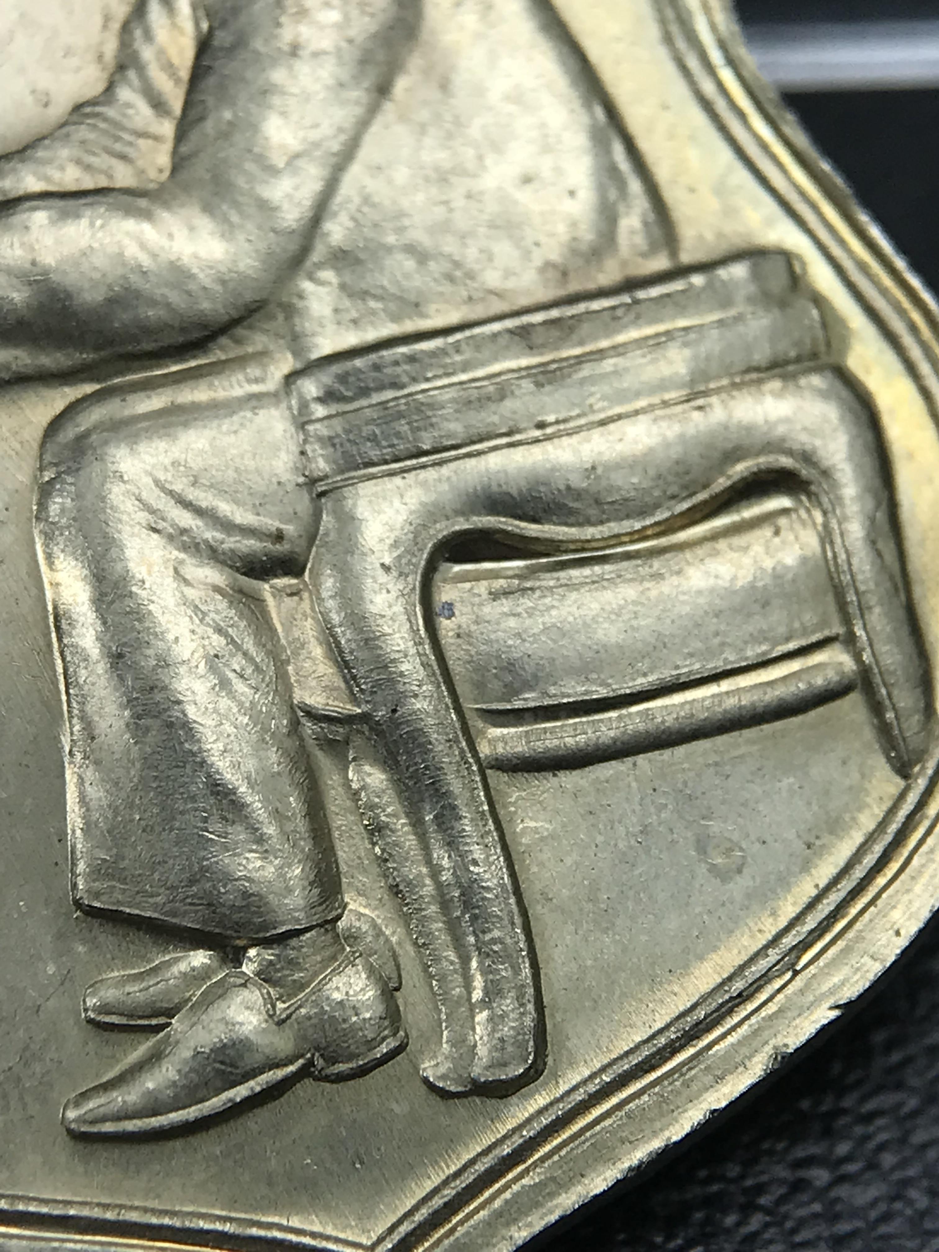 เหรียญครอบครูช่างหลวง(ในหลวงทรงดนตรี) เนื้ออัลปาก้า ปี 2550(หายาก)สุดยอดแห่งความหายากมีหมุนเวียนให้เห็นน้อยมากเป็นอีกหนึ่งรุ่นยอดนิยมของเสด็จพ่อร.9เหรียญนี้สวยมากผิวน้ำทองทั่วทั้งเหรียญ