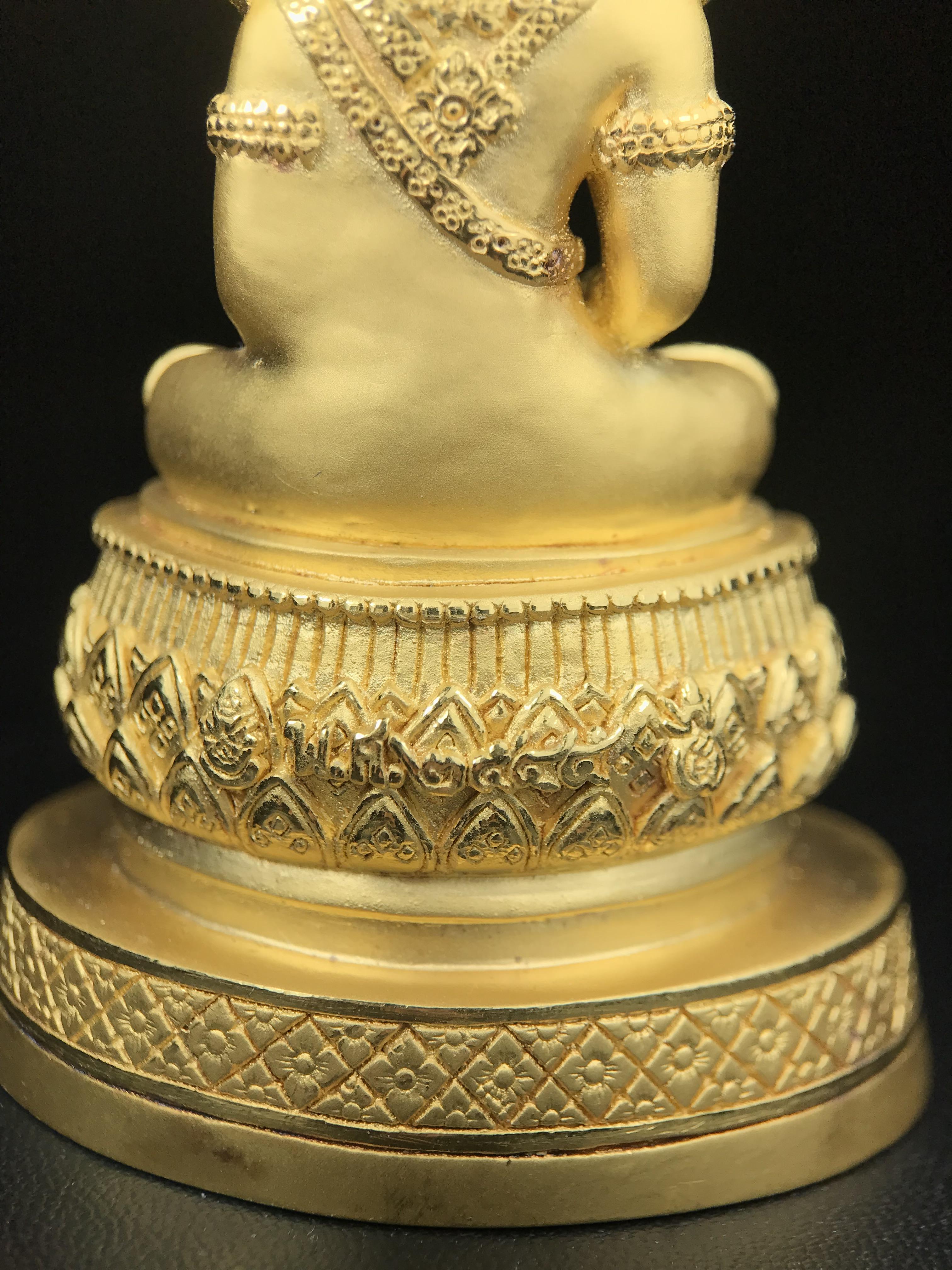 พระแก้วมรกต ภปร.(รุ่นแรก)ปี2545 รุ่นฉลองกรุงรัตนโกสินทร์ครบ 220 ปี หล่อลอยองค์ เนื้อทองคำบริสุทธิ์99.99% ขนาดบูชา 50*90 มม.(องค์หมายเลข ๗๘๙)(เลขมังกร 789 พลังแห่งความ มั่งคั่ง ร่ำรวย อำนาจ บารมี)สุดยอดมงคลแผ่นดินที่ควรเก็บรักษา บูชาเป็นมงคลชีวิต(หายากมาก)