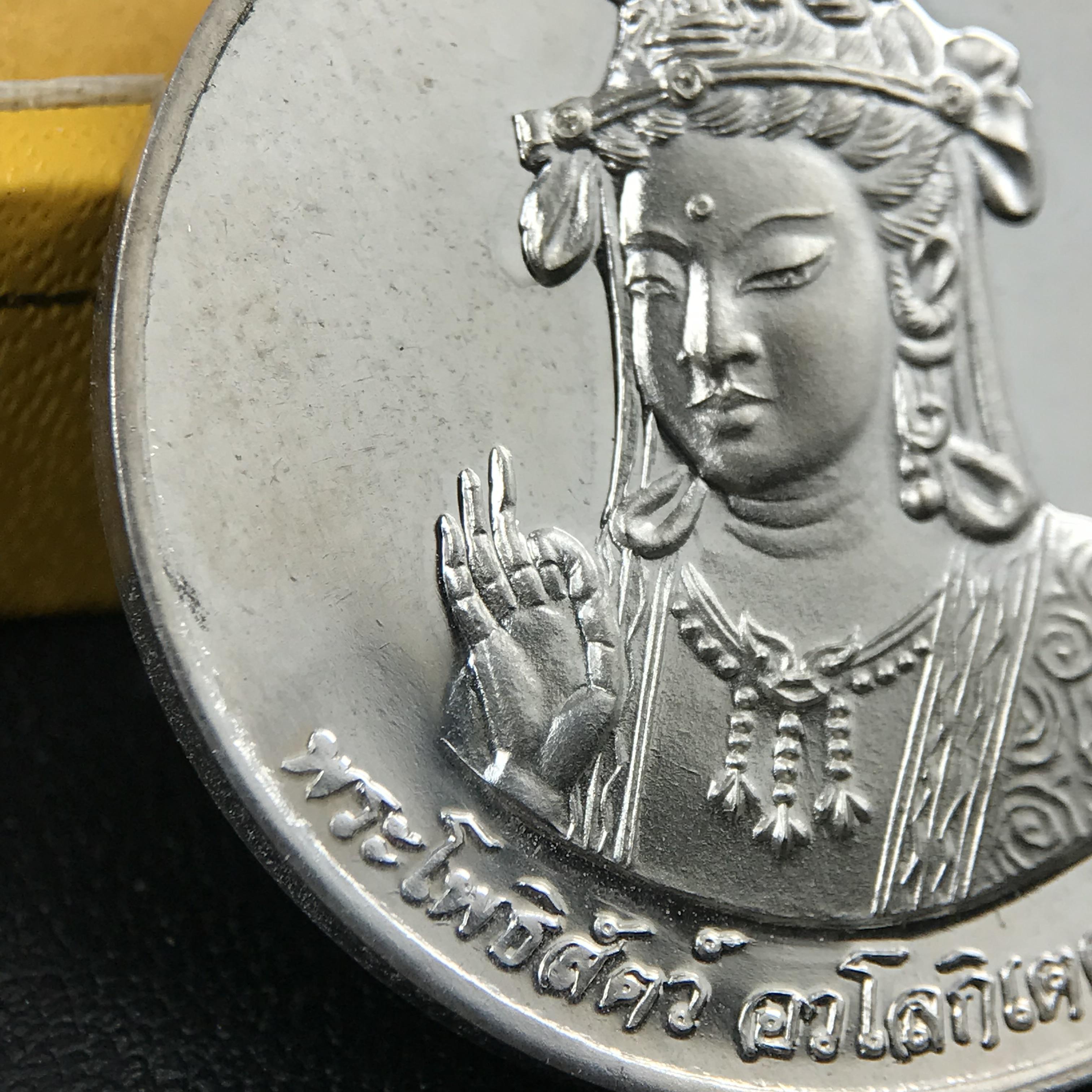 เหรียญพระโพธิสัตว์ อวโลกิเตศวร กวนอิม หลังมังกรเล่นแก้ว วัดราชบพิธสถิตมหาสีมาราม ปี 2536 เนื้อเงิน(ขัดเงาผิวกระจก) ขนาด 3 ซม. ตอกโค๊ตขอบเหรียญ ปลุกเสกพิธีใหญ่ พร้อมกล่องบรรจุเดิมครบ สภาพสวย