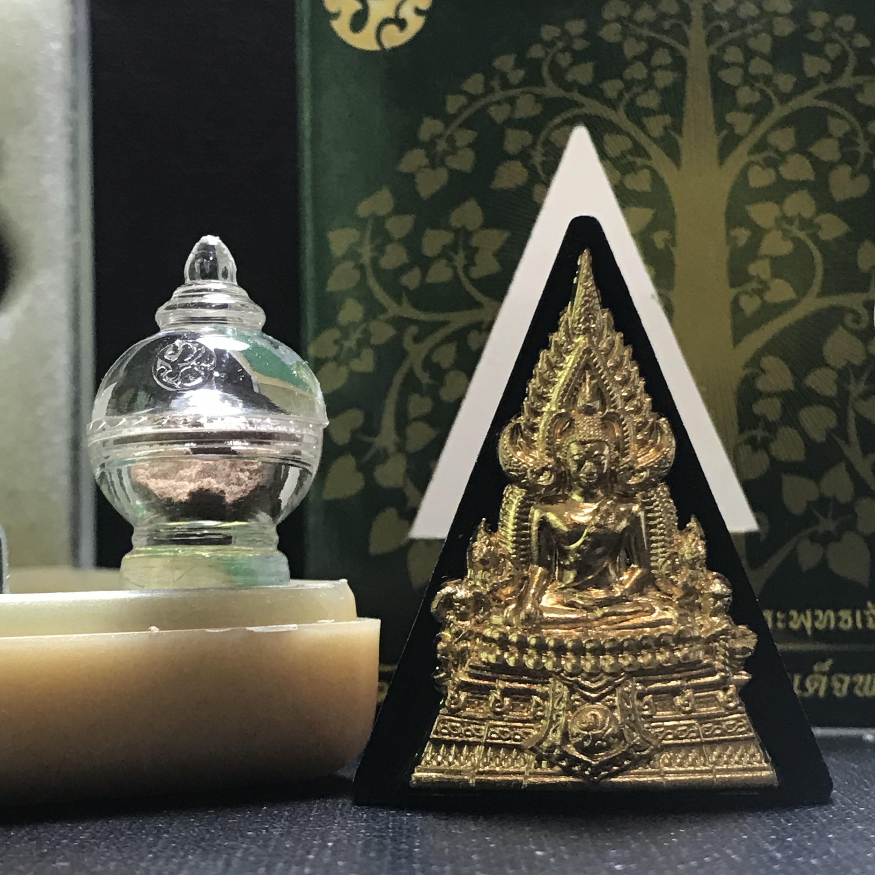 พระพุทธชินราช(จำลอง)ภปร. 84พรรษา เนื้อผงปิดทองด้านหน้า หลัง ภ.ป.ร. ทองคำ(พระราชทานมวลสาร จิตรลดาและเส้นพระเจ้า(เส้นผม))