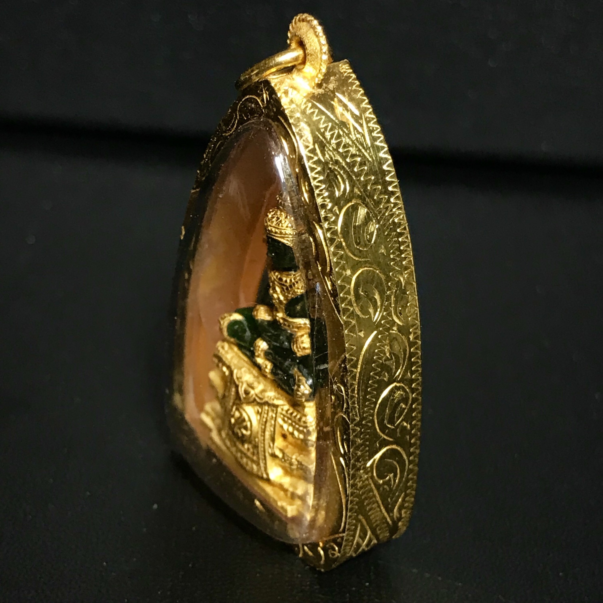 พระแก้วมรกต ภปร. ปี2547 จัดสร้างโดย รพ.ภูมิพลฯ เนื้อเรซิ่นหุ้มทองคำพิมพ์ลอยองค์ หน้าตัก 1/2 นิ้ว เลี่ยมกรอบทองคำแท้พร้อมใช้