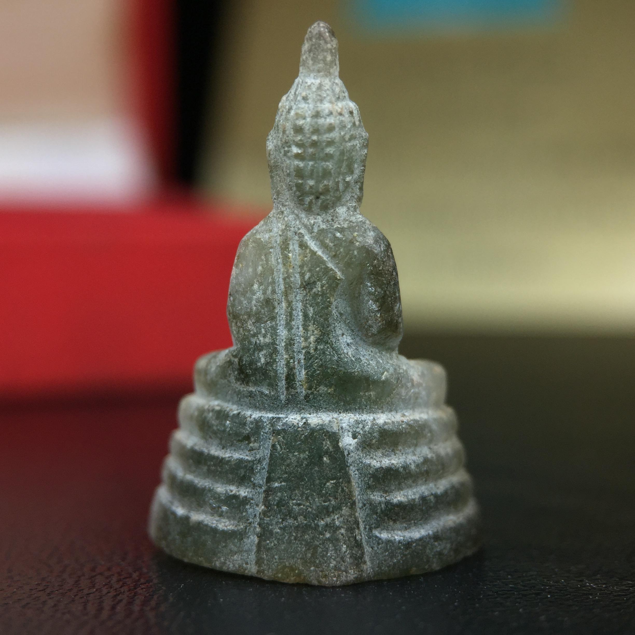 พระพุทธโสธร เนื้อหยก(รุ่นแรก) รุ่นประวัติศาสตร์ พุทธาภิเษก วันที่ 3 กันยายน พ.ศ.2543 ณ พระอุโบสถวัดโสธรวรารามวรวิหาร อ.เมือง จ.ฉะเชิงเทรา พิมพ์ลอยองค์ใต้ฐานมีโค๊ตแผ่นทองคำแท้กำกับทุกองค์พร้อมกล่องบรรจุและบัตรรับรองเดิมครบชุด (1 ใน 3999 องค์)นิยมหายาก