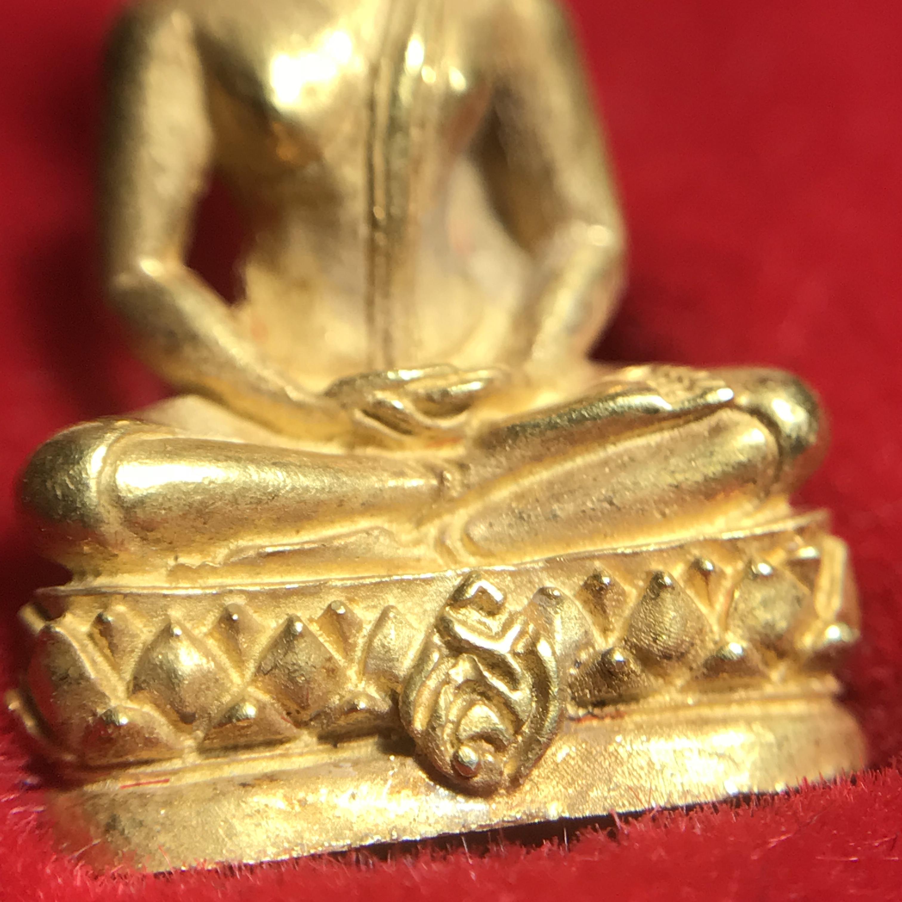 พระเครื่องปางสมาธิ 90พรรษาสมเด็จย่า ปี2533 เนื้อทองคำ (ในหลวงรัชกาลที่9เสด็จในพิธี)