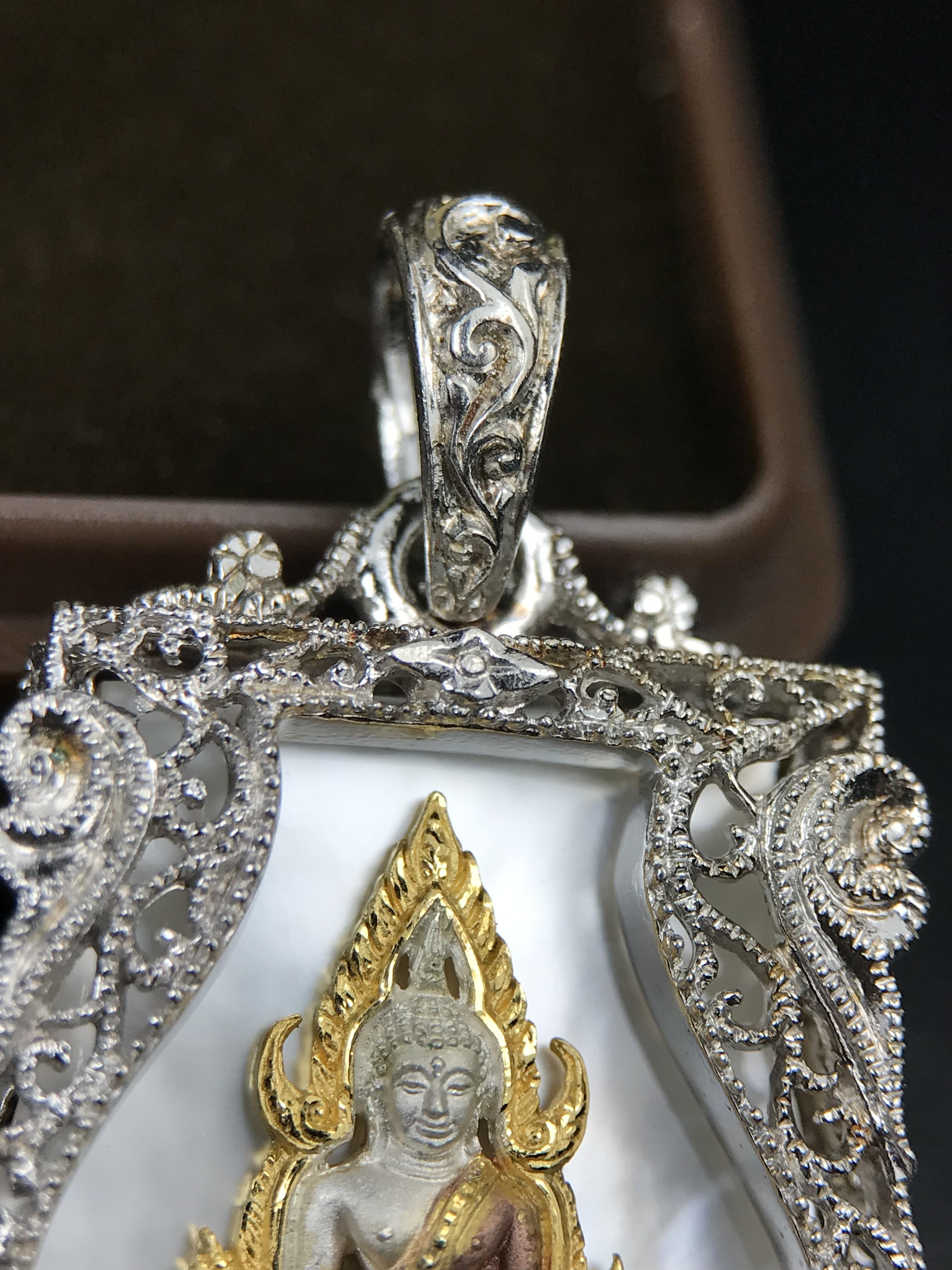 พระพุทธชินราช ภปร. โครงการ "เพราะแผ่นดินนี้ คือ แผ่นดินเกิด" ปี2548(รุ่นแรก) เหรียญทรงเสมา ขนาด 21 x 29 มม.เนื้อเงินสามกษัตริย์ องค์พระชุบสามกษัตริย์ ล้อมด้วยกรอบเงินชุบทองคำขาวสลักเสลาเป็นลวดลายละเอียดอ่อน ส่วนพื้นองค์พระเป็นเปลือกหอยมุขงดงาม