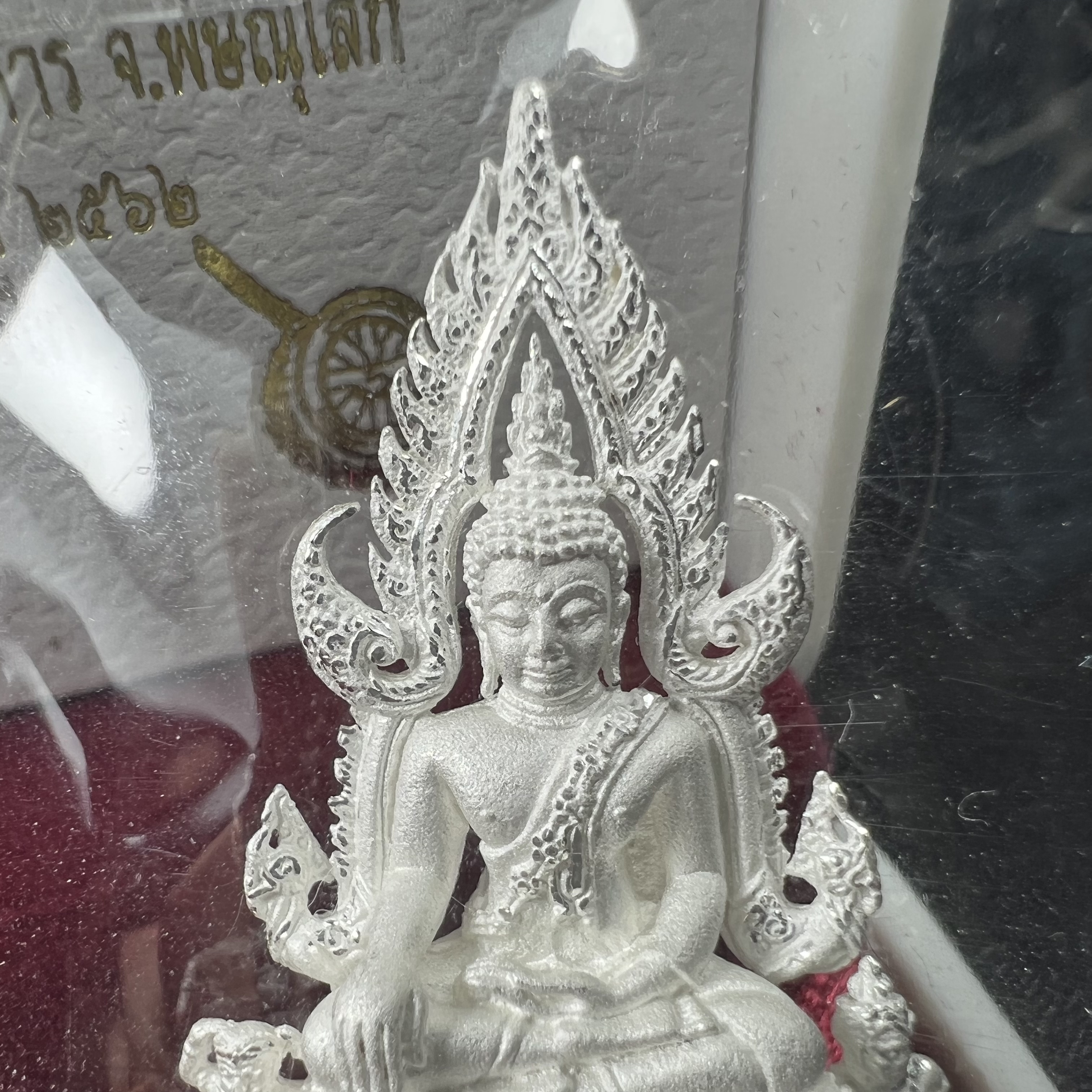 พระพุทธชินราช รุ่น ประวัติศาสตร์ มูลนิธิเพื่อตำรวจไทยจัดสร้าง ปี 2562 เนื้อเงินขัดเงา พิมพ์พระพุทธชินราช ลอยองค์ แบบจิวเวอร์รี่(ขนาดสูง 3.5 ซม.) (สภาพ สวย ซีนซองเดิม กล่องบบรรจุเดิมครบสมบูรณ์)